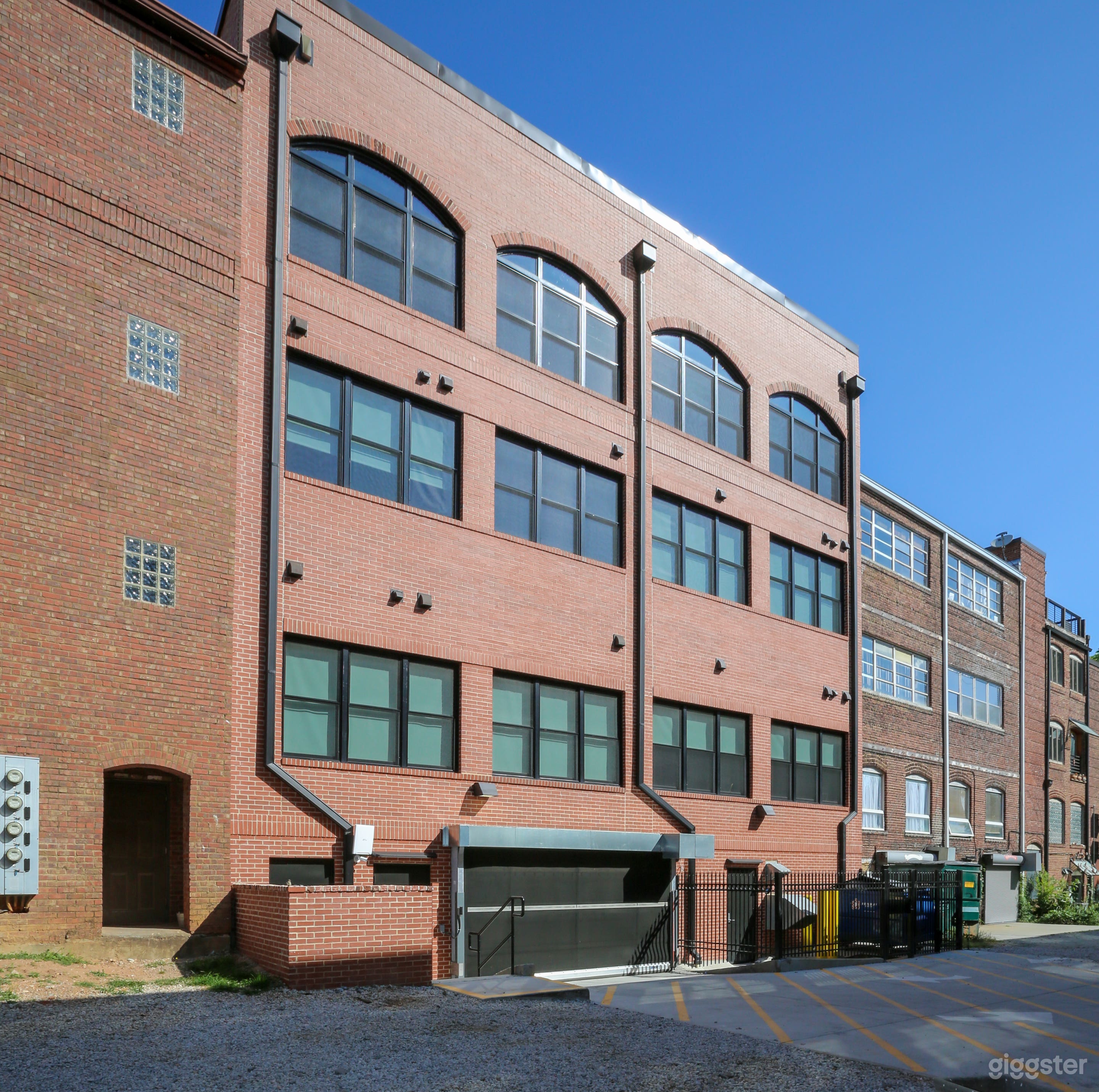 Benz View Penthouse w Rooftop, Secure Parking #302 Photo 3