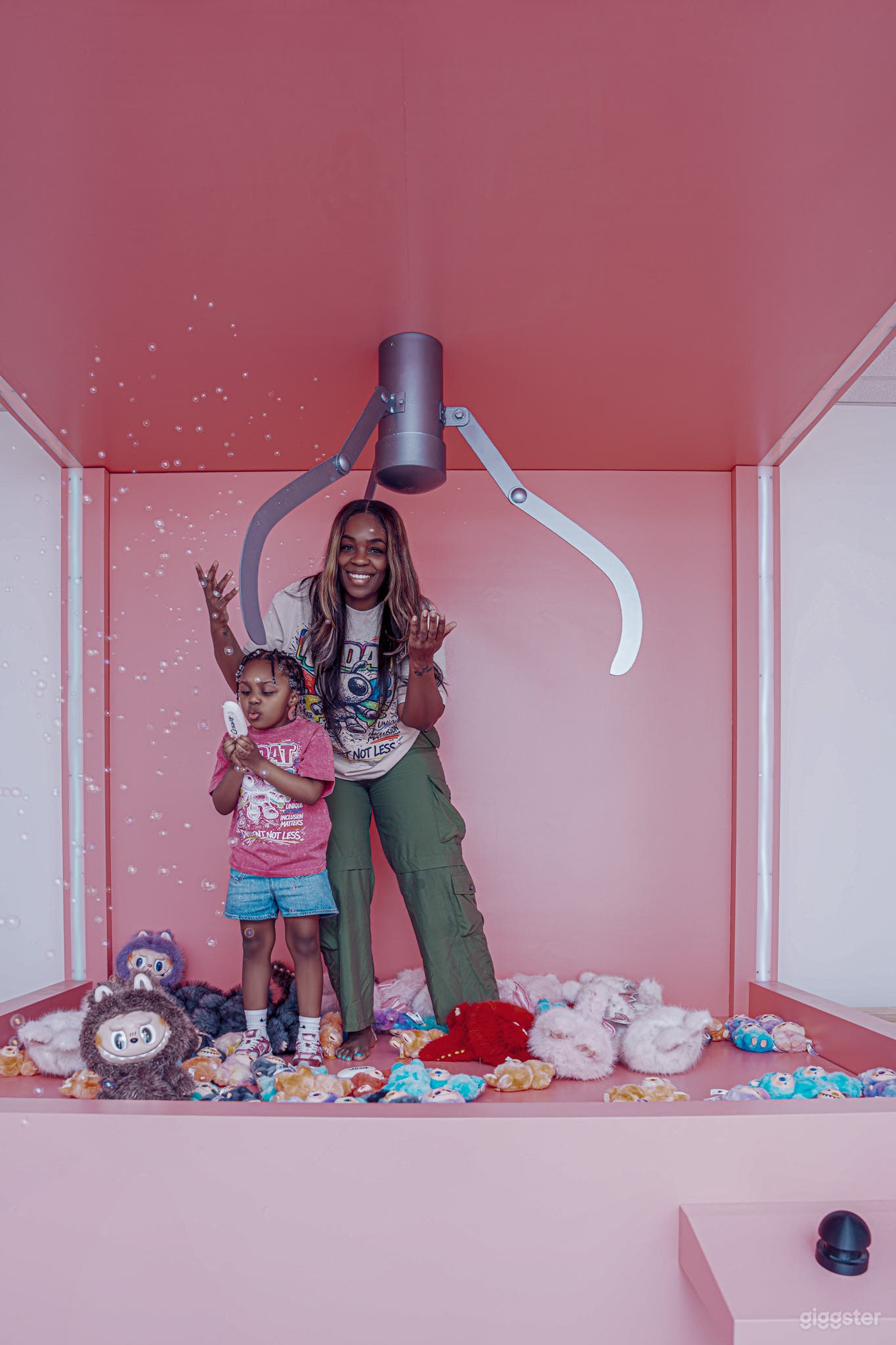LED Claw Machine | Viral Content Studio Photo 3