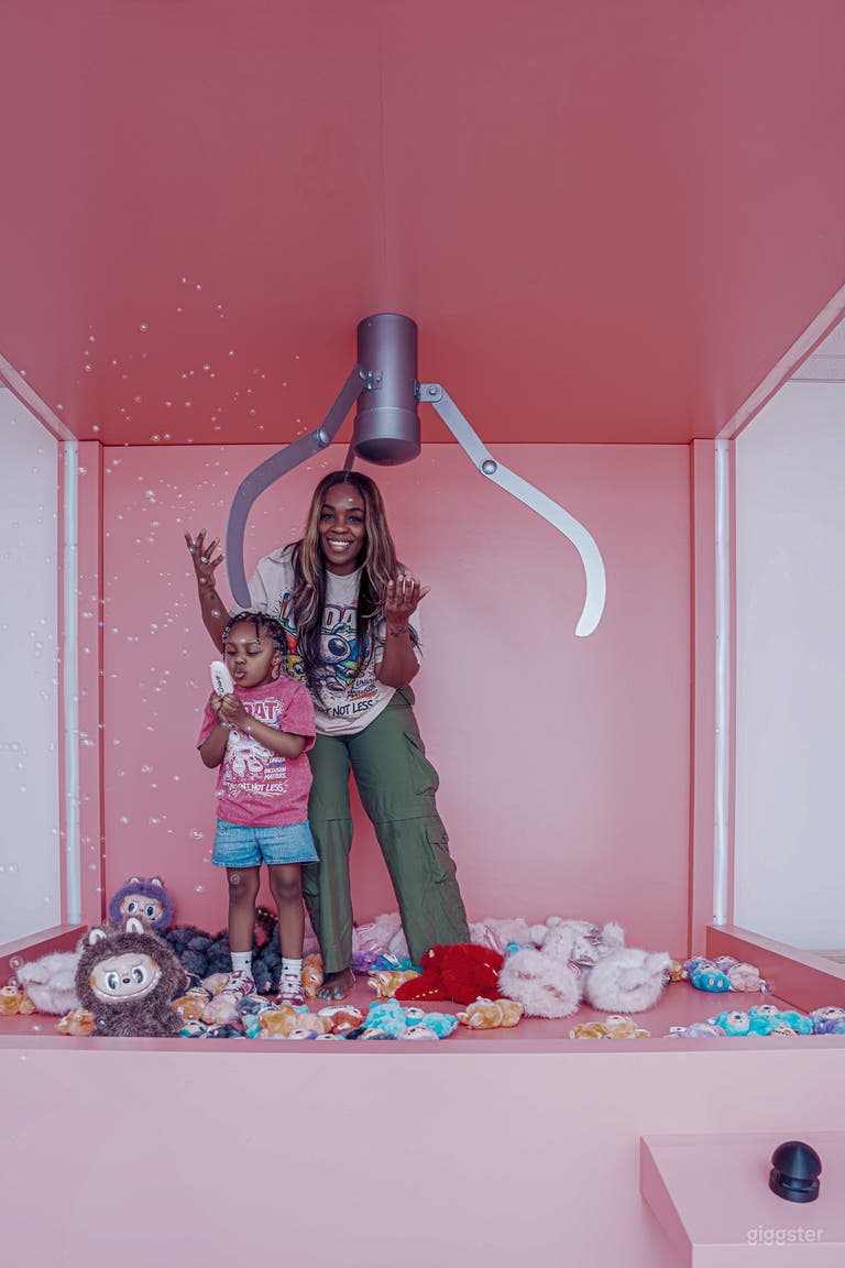  LED Claw Machine | Viral Content Studio 