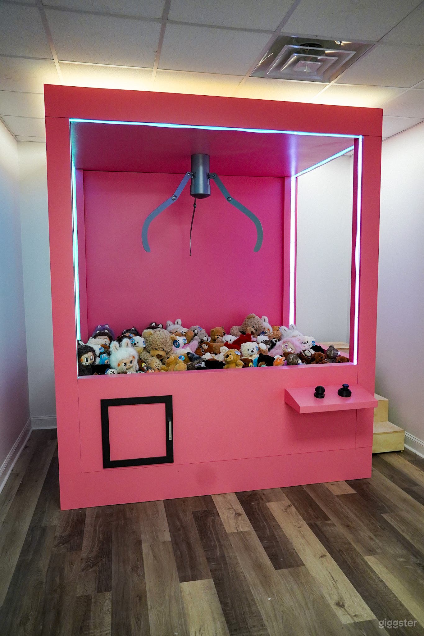 LED Claw Machine | Viral Content Studio Photo 2