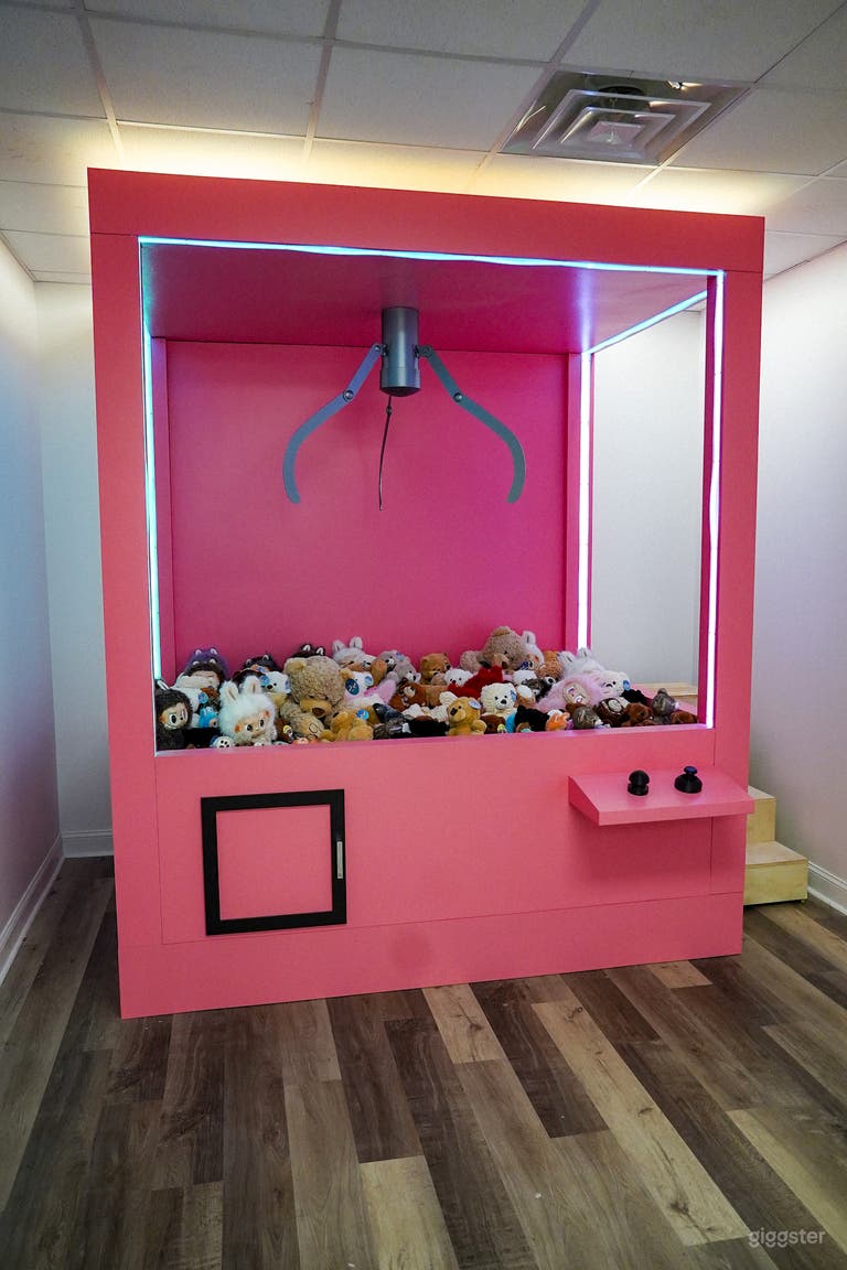  LED Claw Machine | Viral Content Studio 