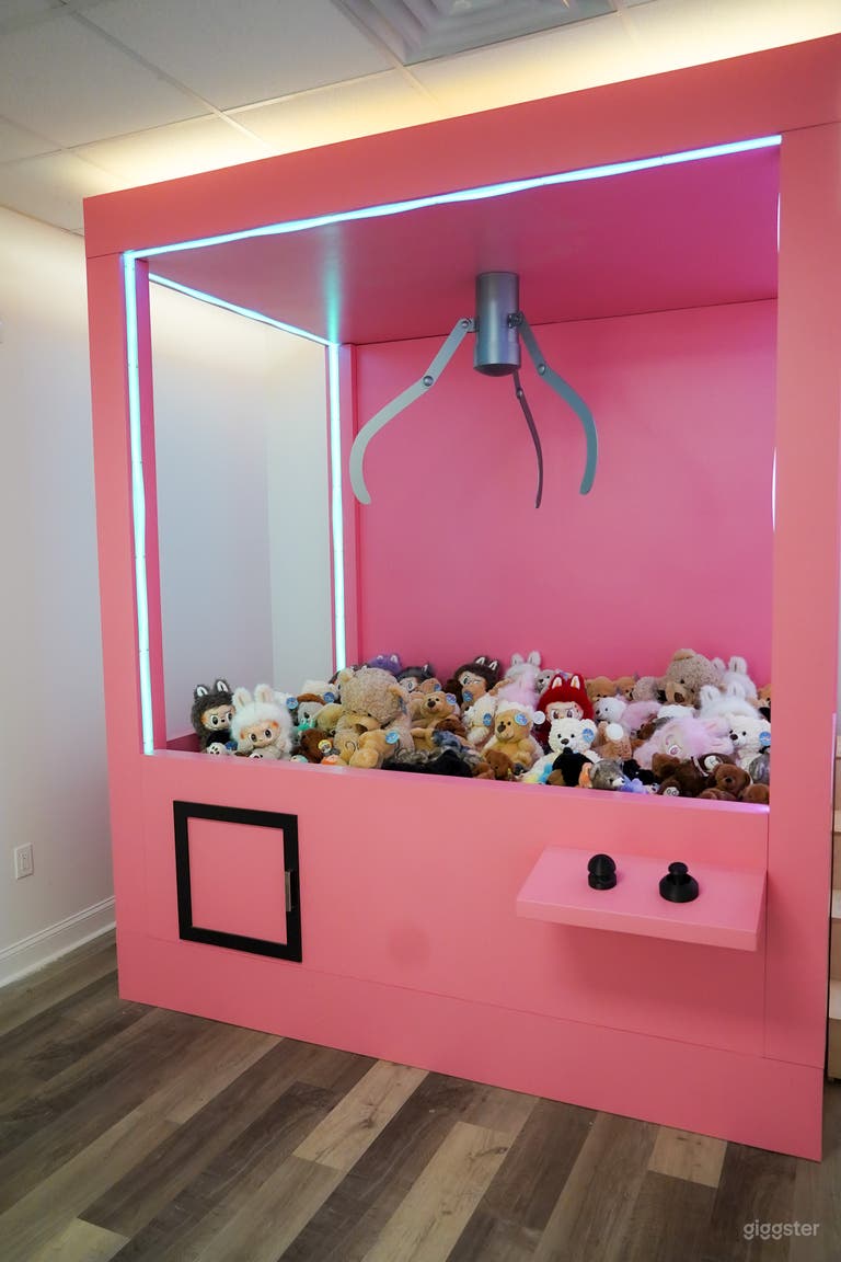  LED Claw Machine | Viral Content Studio 