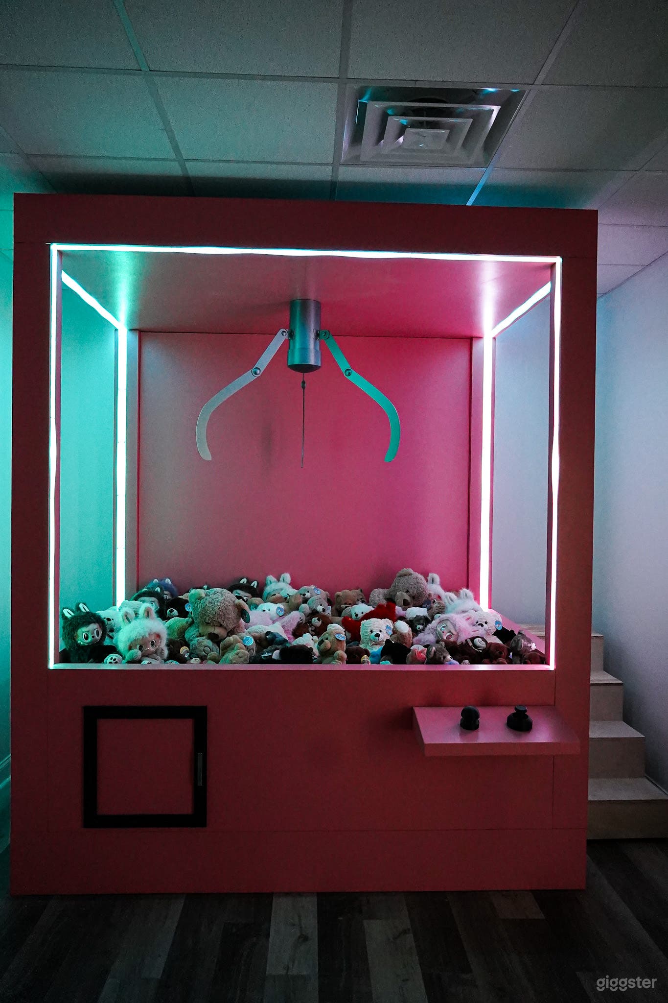 LED Claw Machine | Viral Content Studio Photo 4