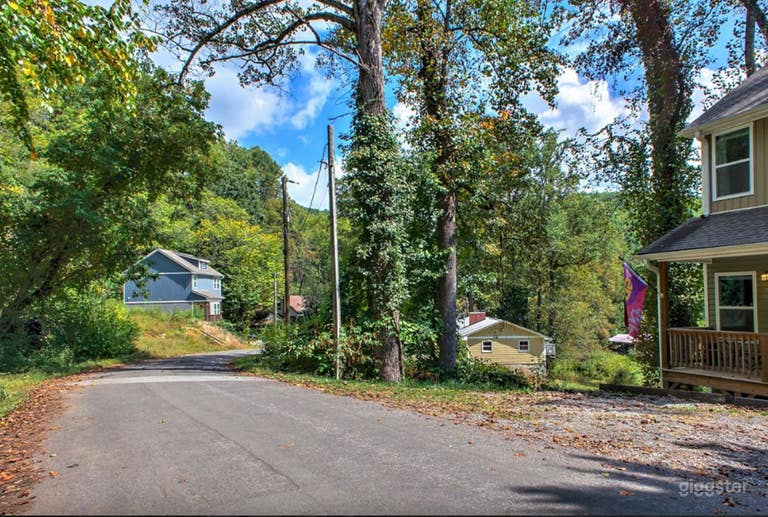  Peaceful Backyard with Fresh Air & Scenic Views 