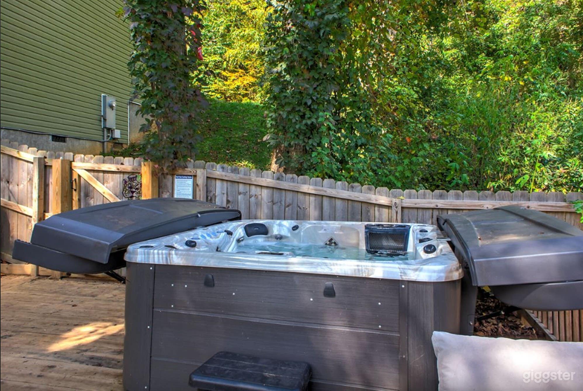 Peaceful Backyard with Fresh Air &amp; Scenic Views Photo 4