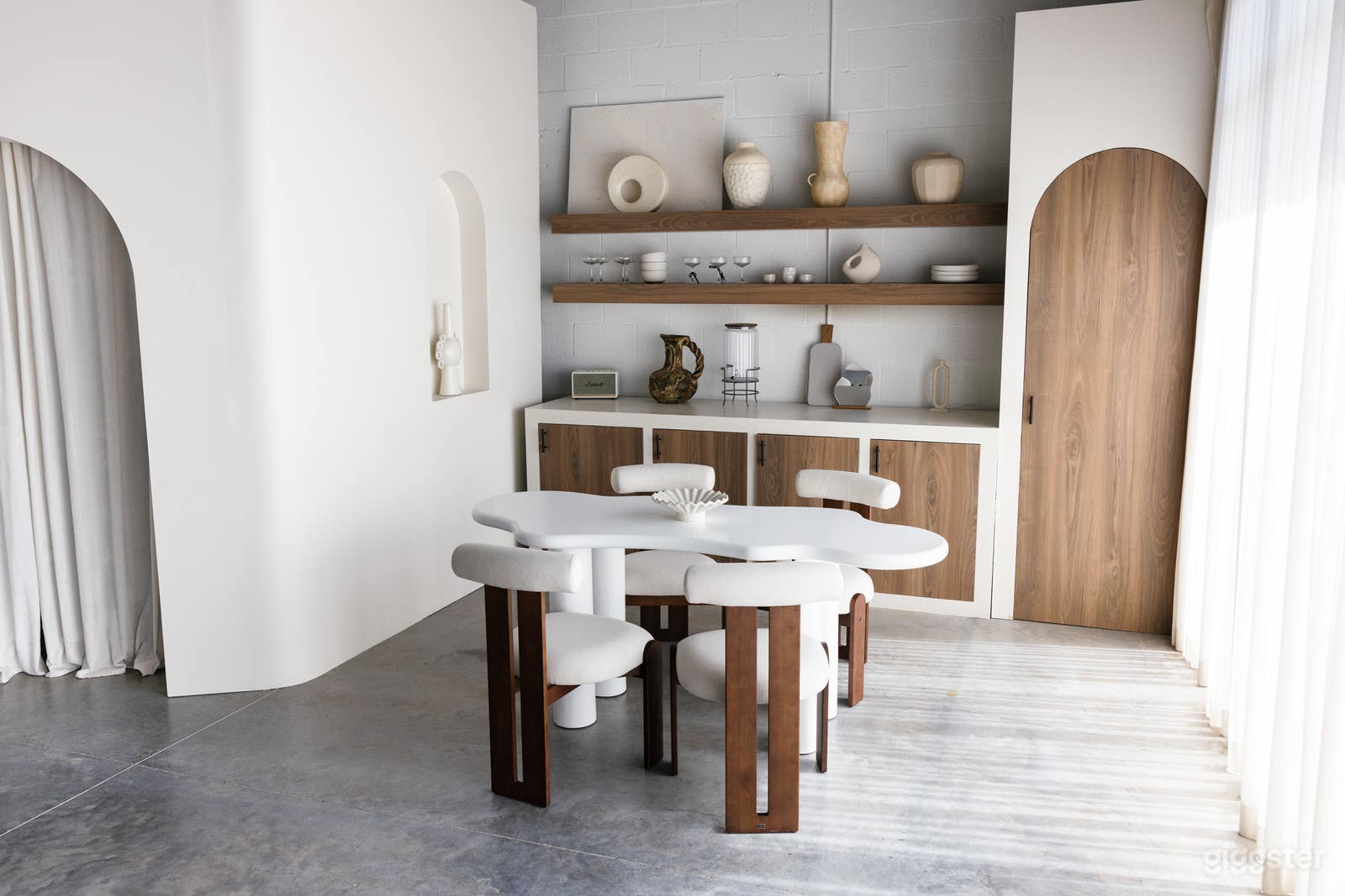 Modern Natural Light Studio Photo 4