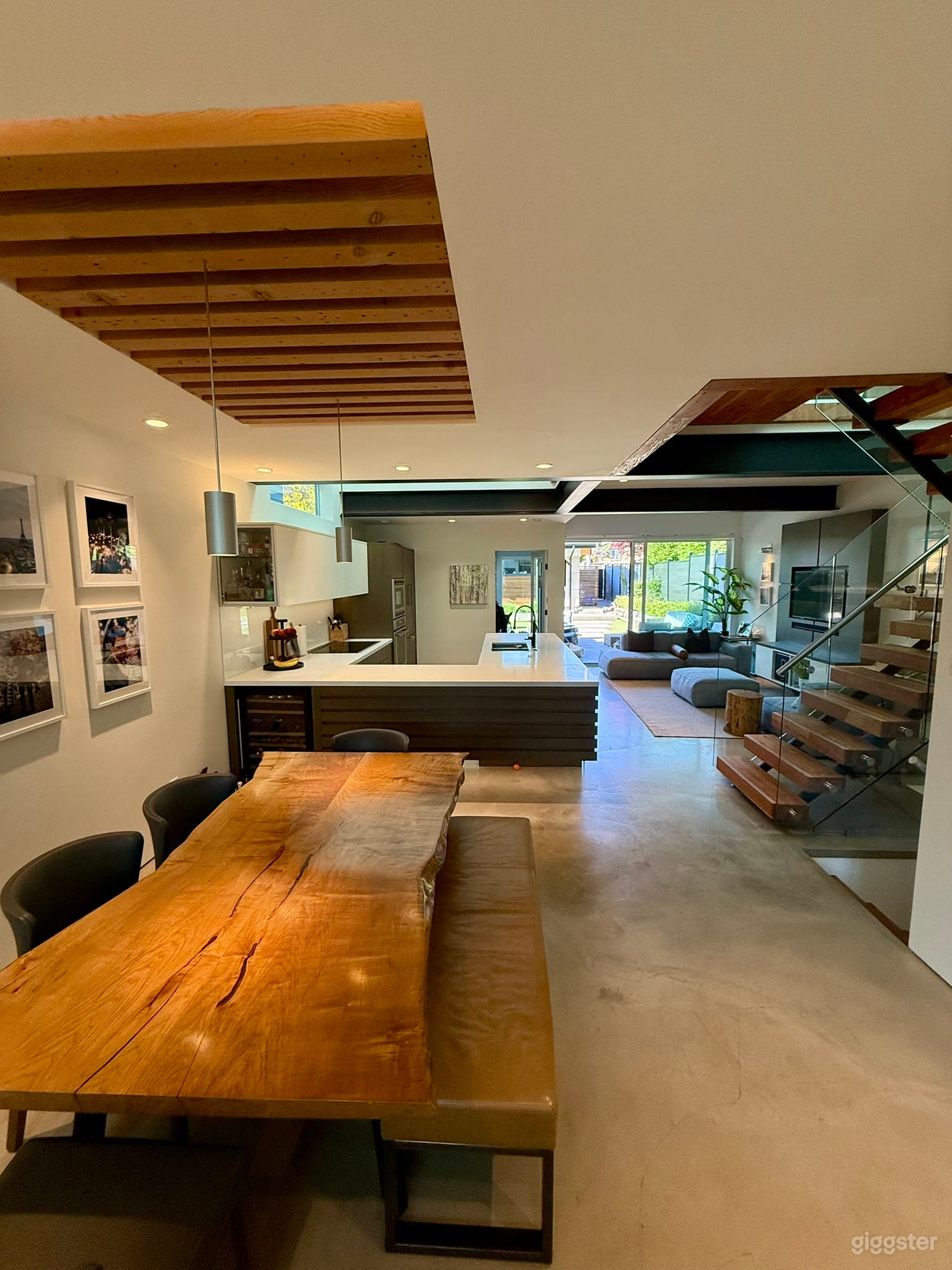 Modern, light-filled home, with clean lines. Photo 2