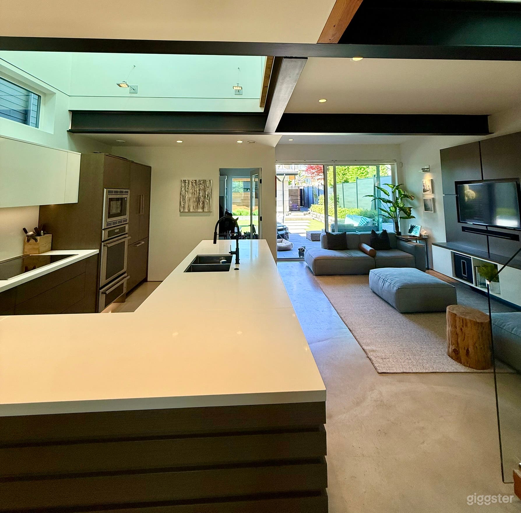Modern, light-filled home, with clean lines. Photo 4