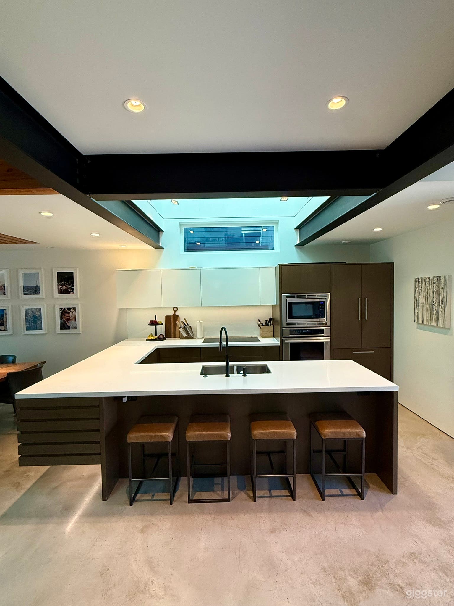 Modern, light-filled home, with clean lines. Photo 3