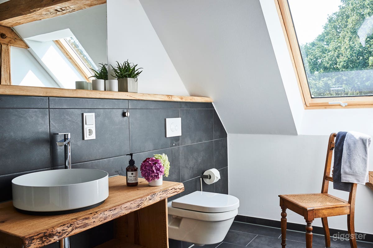 Modernes Badezimmer en suite mit Dusche 
