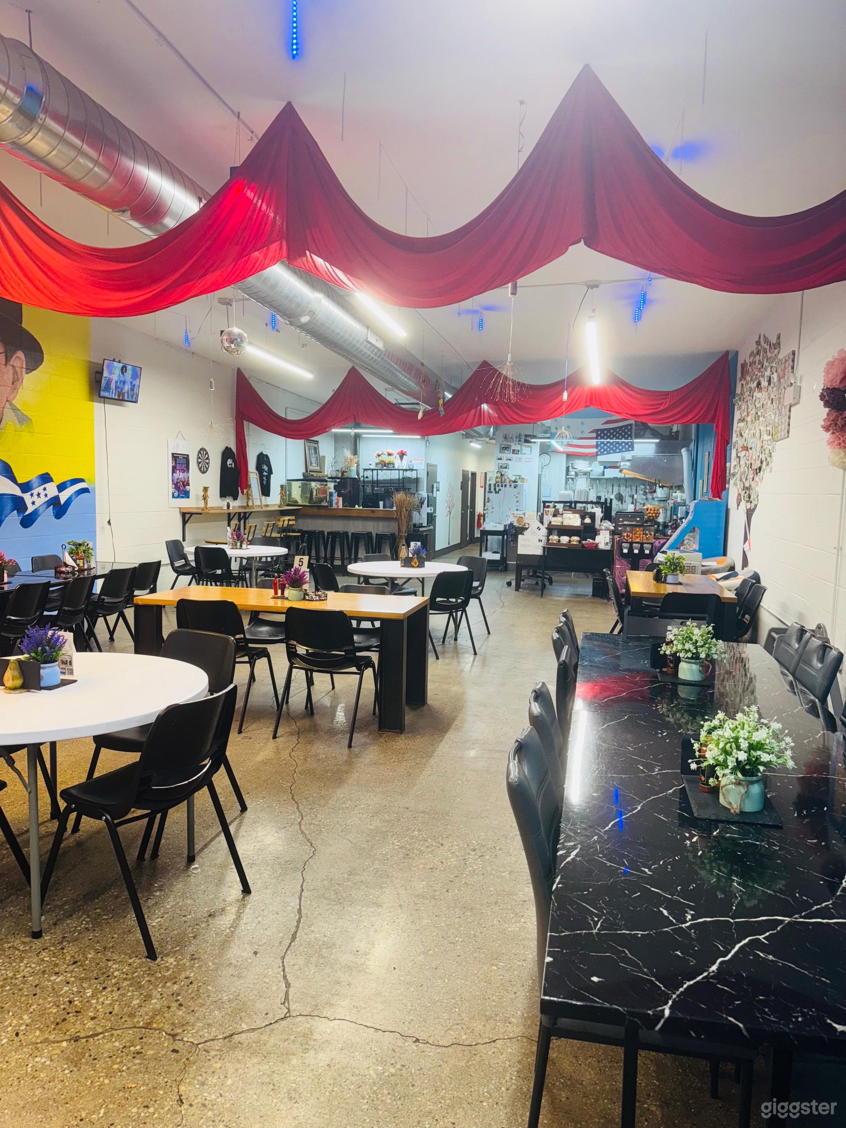 Tropical Spacious Hall in Portage Park Photo 2