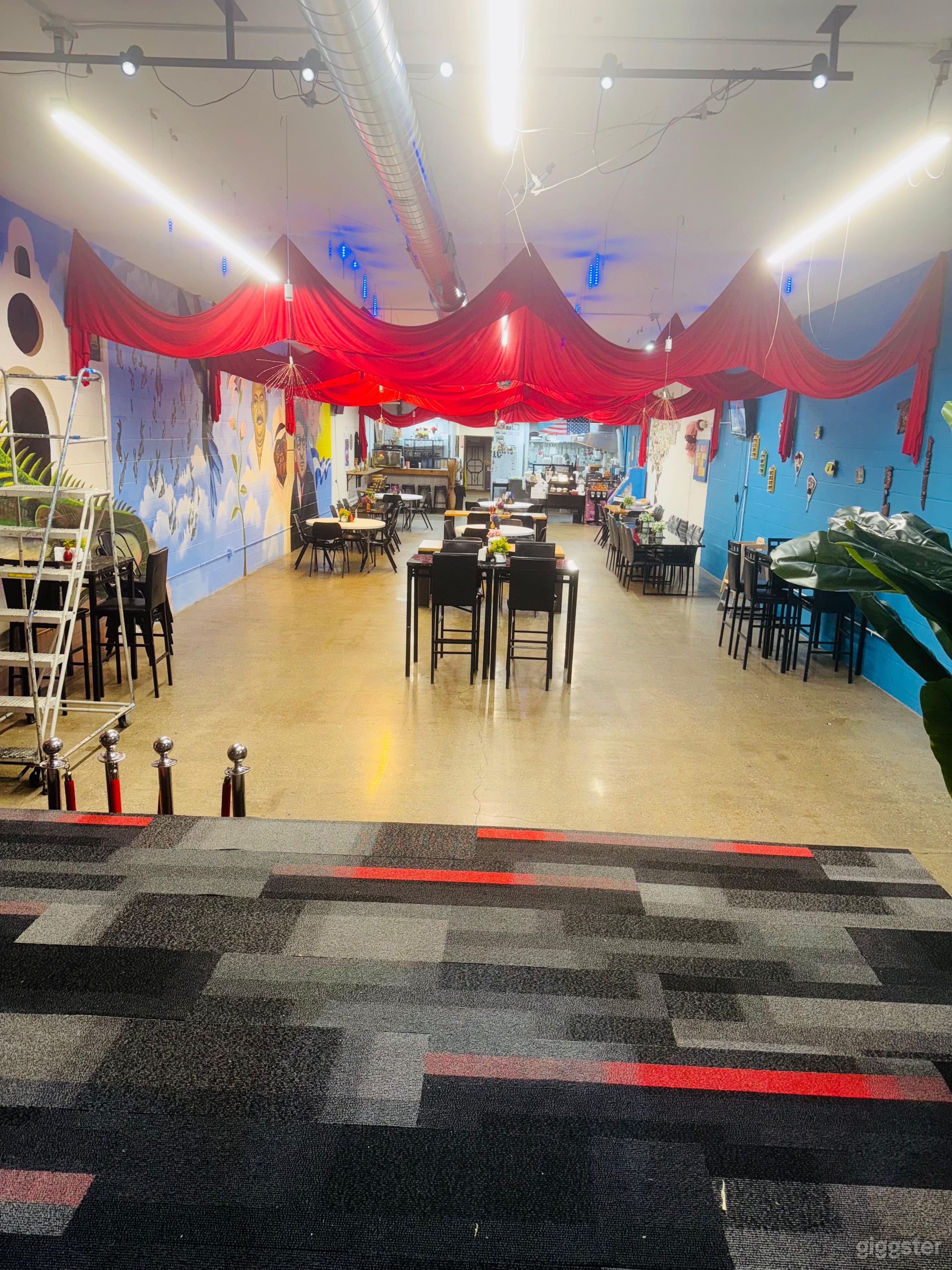 Tropical Spacious Hall in Portage Park Photo 3