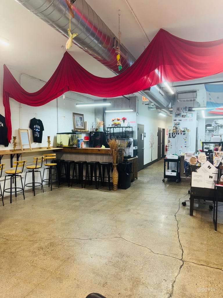  Tropical Spacious Hall in Portage Park 