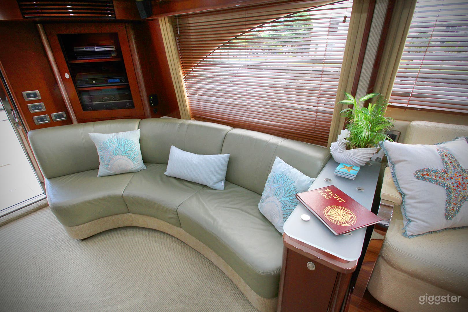 Premium 55FT FLYBRIDGE Party Yacht Space Events Photo 2