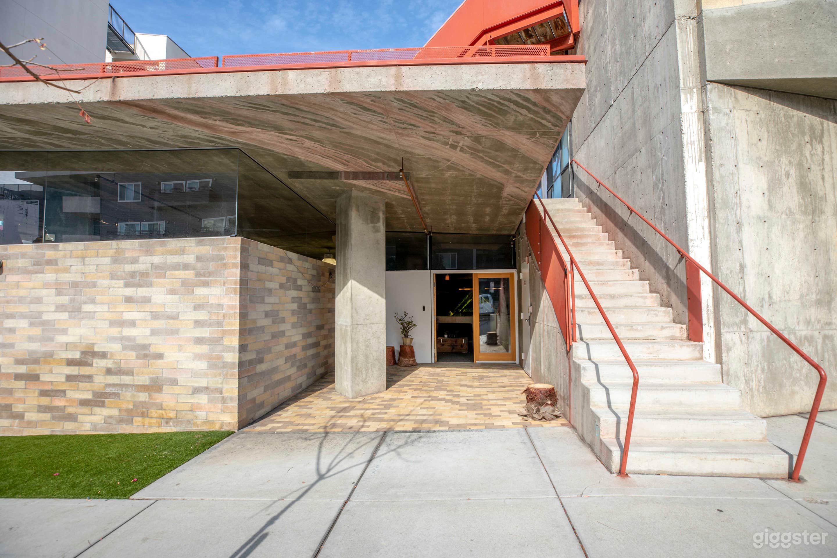 Storefront entry, with concrete column and nook