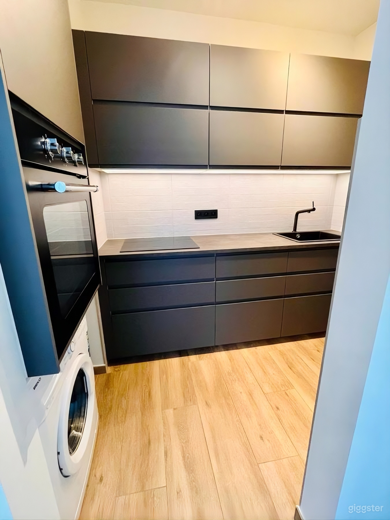 Modern and Furnished Apartment Photo 3