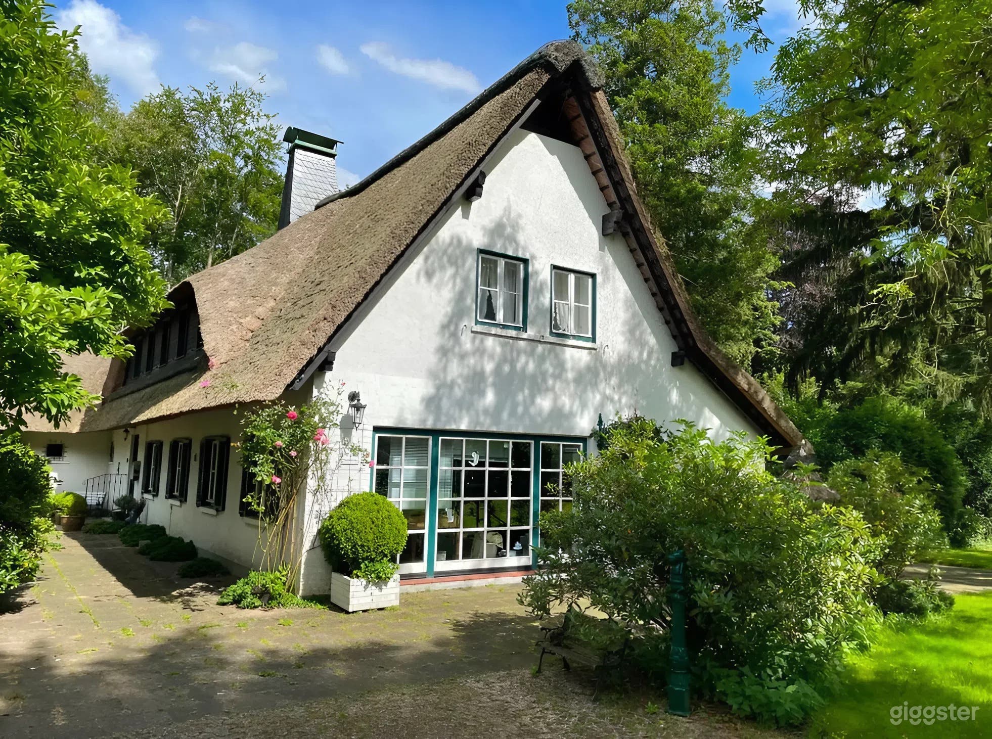 Charmantes reetgedecktes Försterhaus mit Garten und Terrasse Foto 1