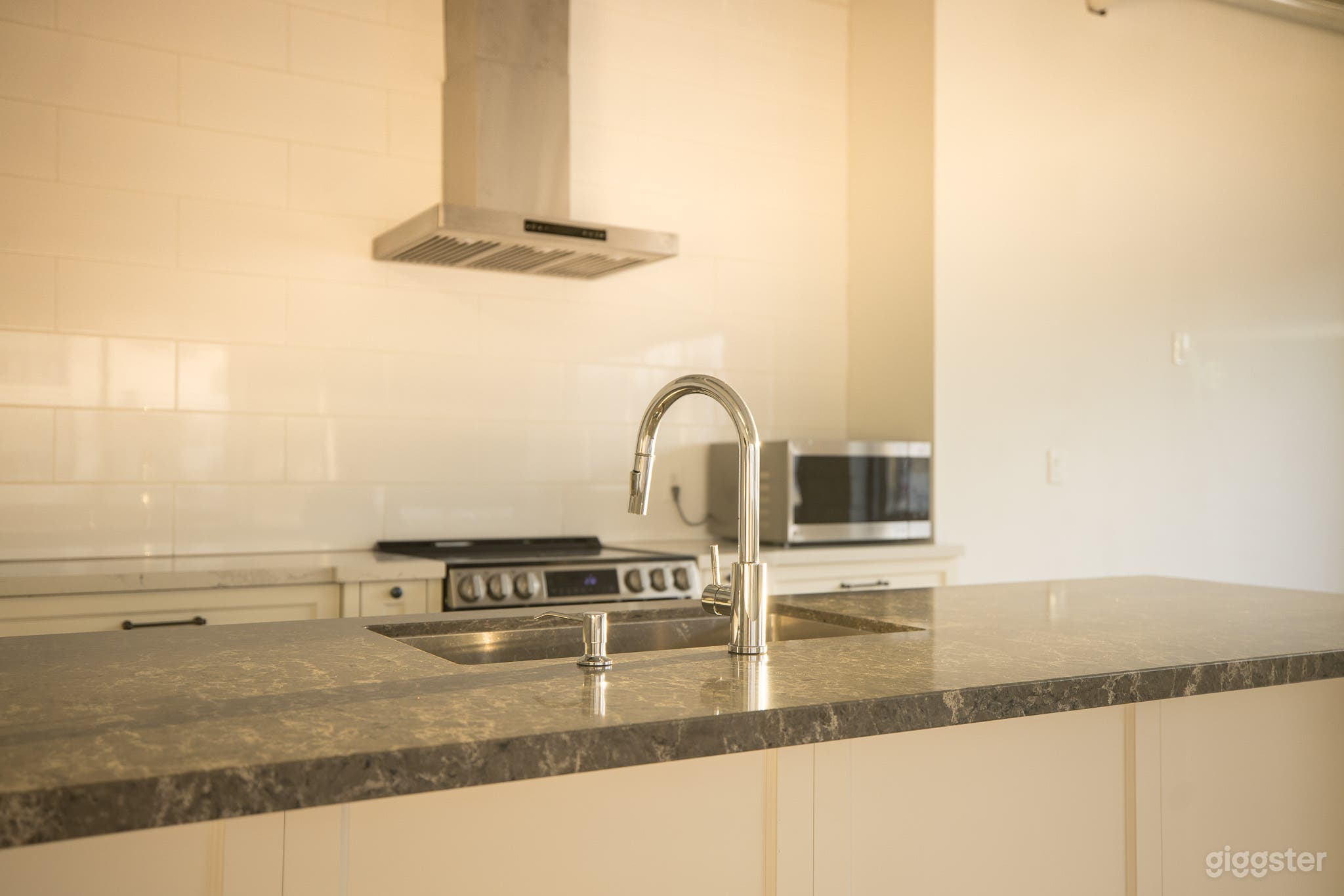 1,100 sq.ft. Kitchen Studio in the Heart of Toronto Photo 3