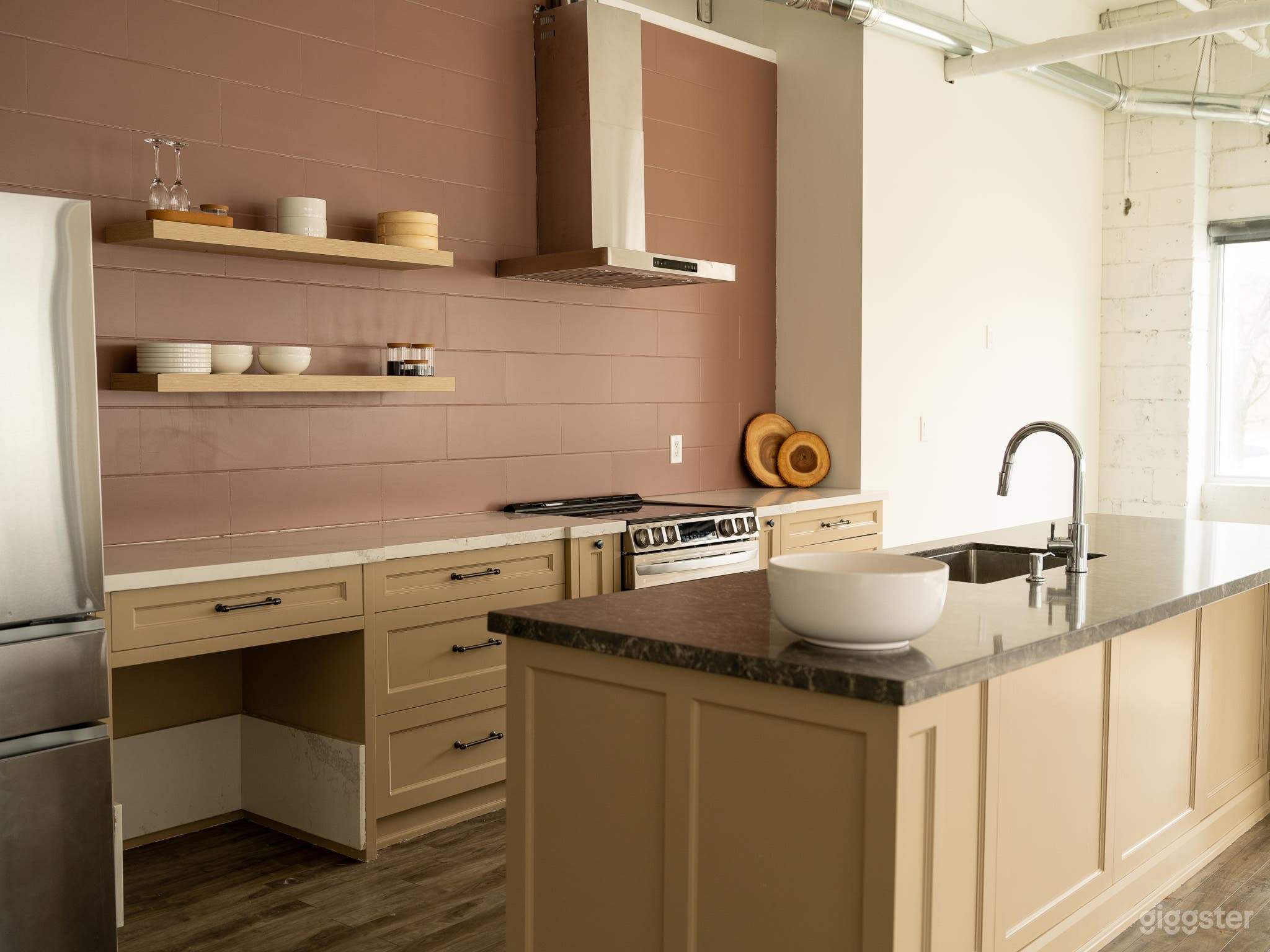 1,100 sq.ft. Kitchen Studio in the Heart of Toronto Photo 1