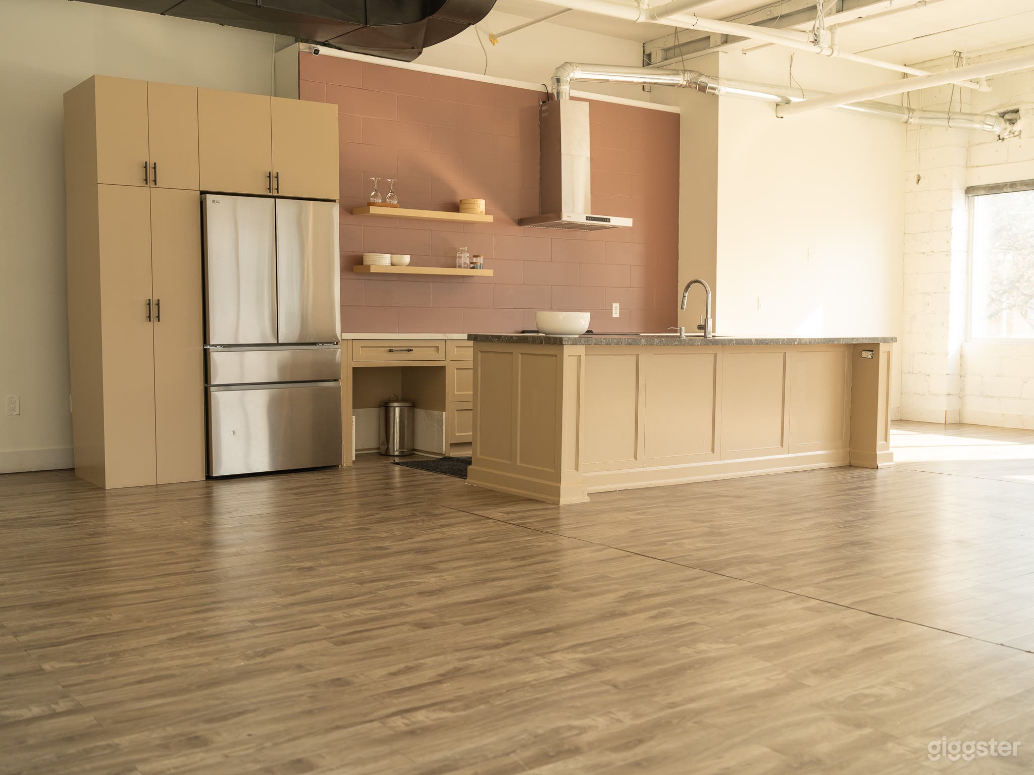 1,100 sq.ft. Kitchen Studio in the Heart of Toronto Photo 1
