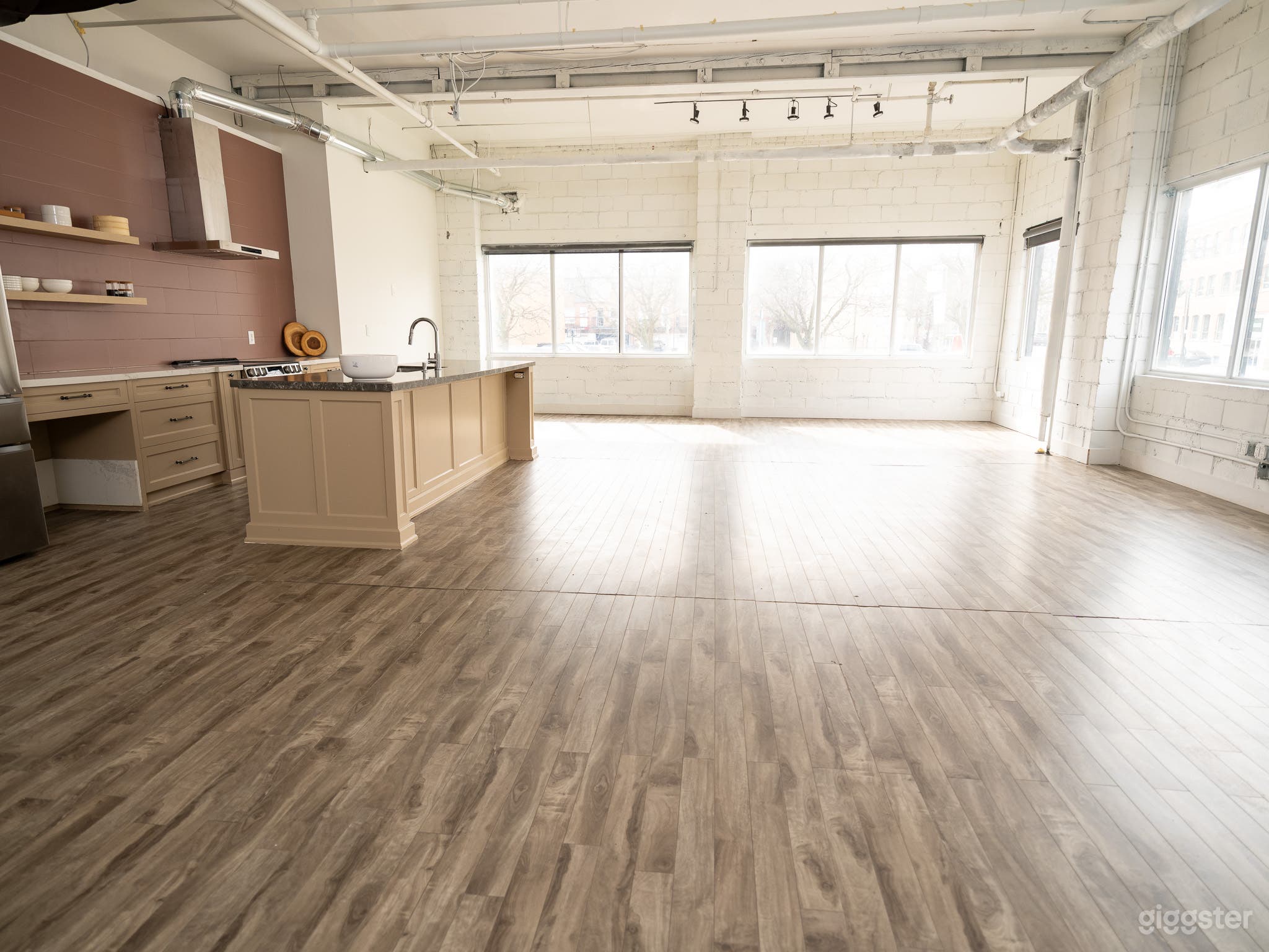 1,100 sq.ft. Kitchen Studio in the Heart of Toronto Photo 4