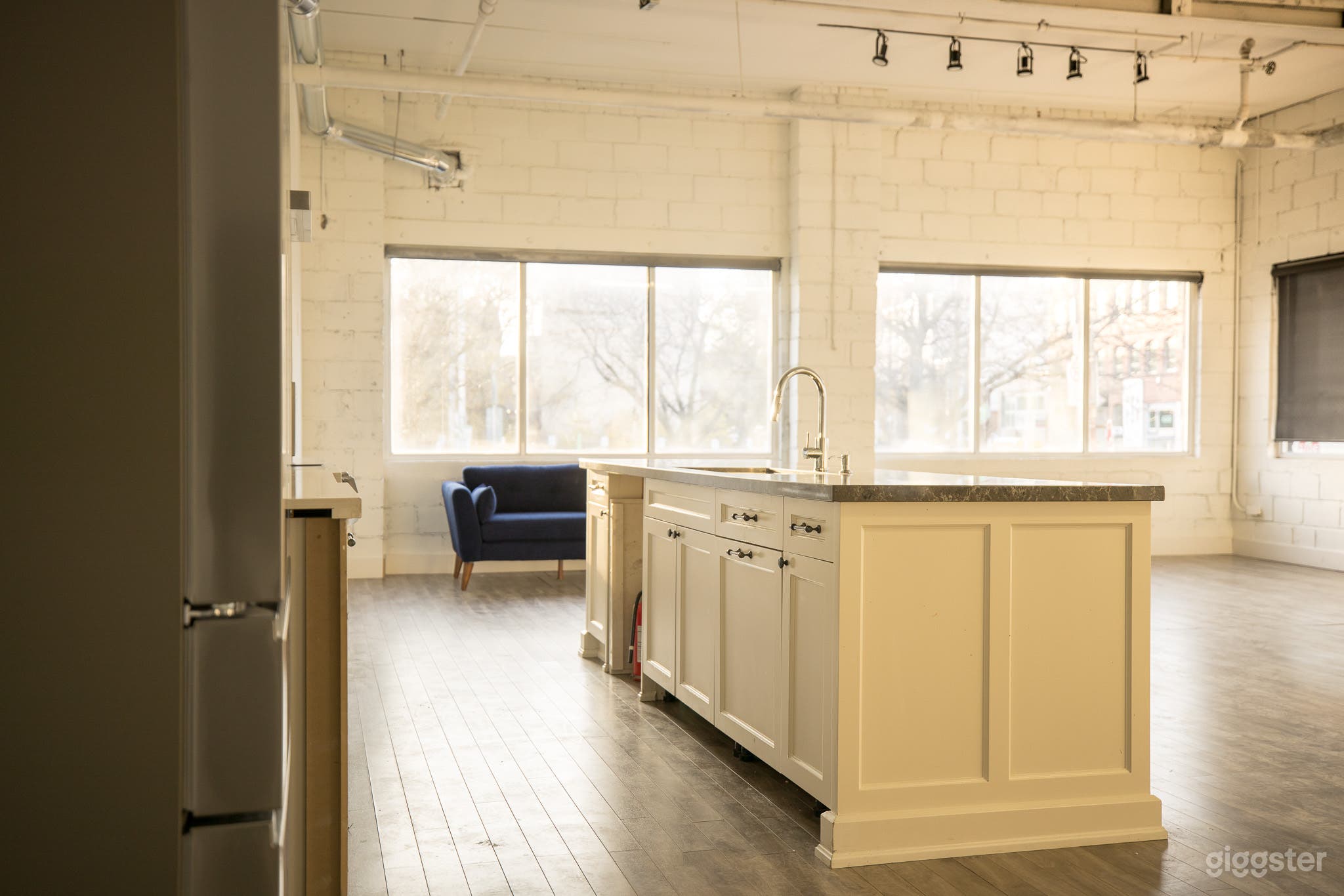 1,100 sq.ft. Kitchen Studio in the Heart of Toronto Photo 2