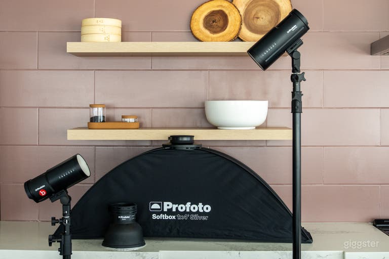  1,100 sq.ft. Kitchen Studio in the Heart of Toronto 