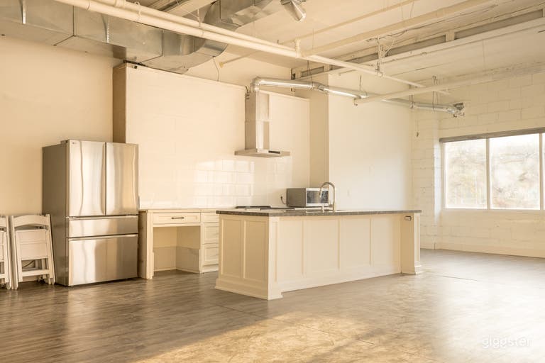  1,100 sq.ft. Kitchen Studio in the Heart of Toronto 