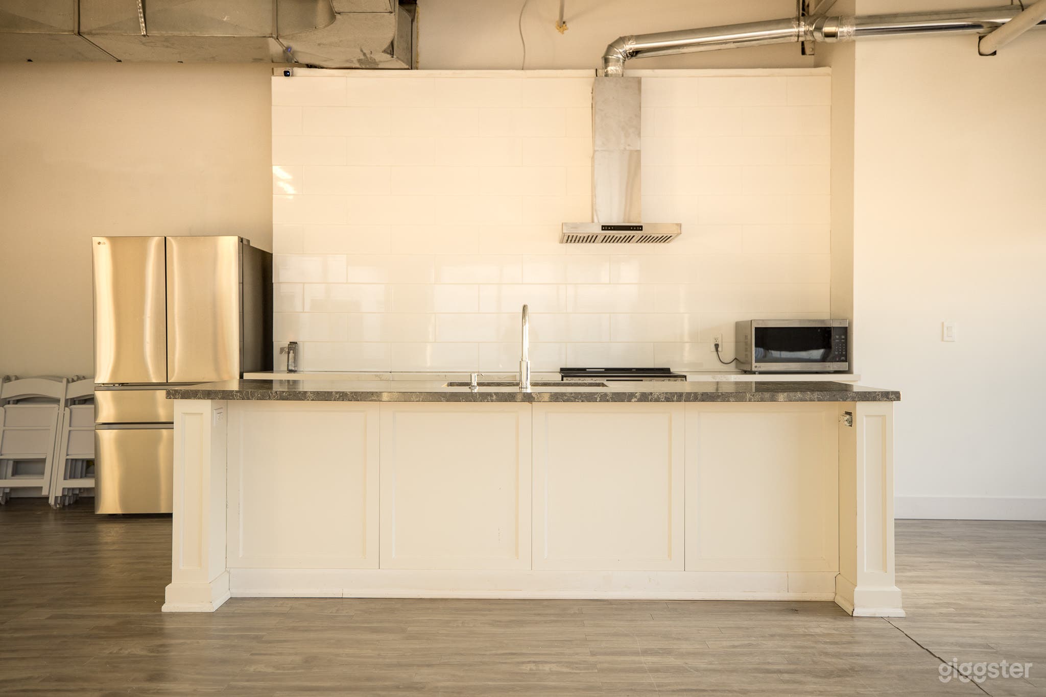 1,100 sq.ft. Kitchen Studio in the Heart of Toronto Photo 4