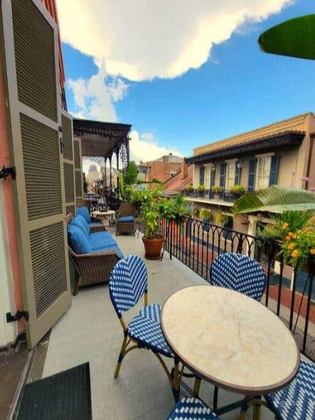 Stately Townhouse with Terrace Photo 2