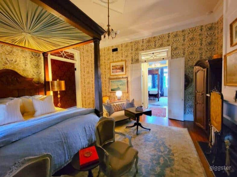 Stately Townhouse with Terrace Photo 4