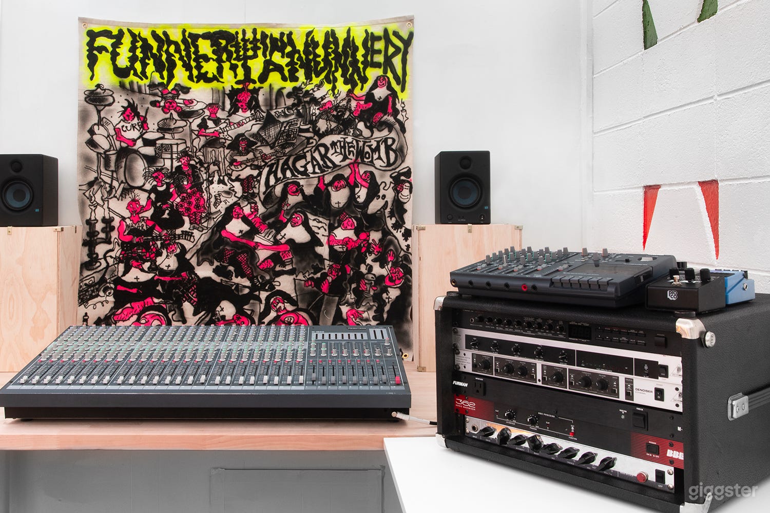 Recording Studio Equipped with Vintage Analog Gear Photo 1