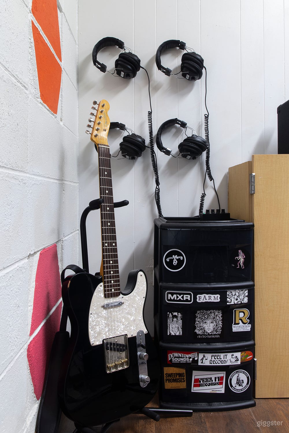 Recording Studio Equipped with Vintage Analog Gear Photo 4