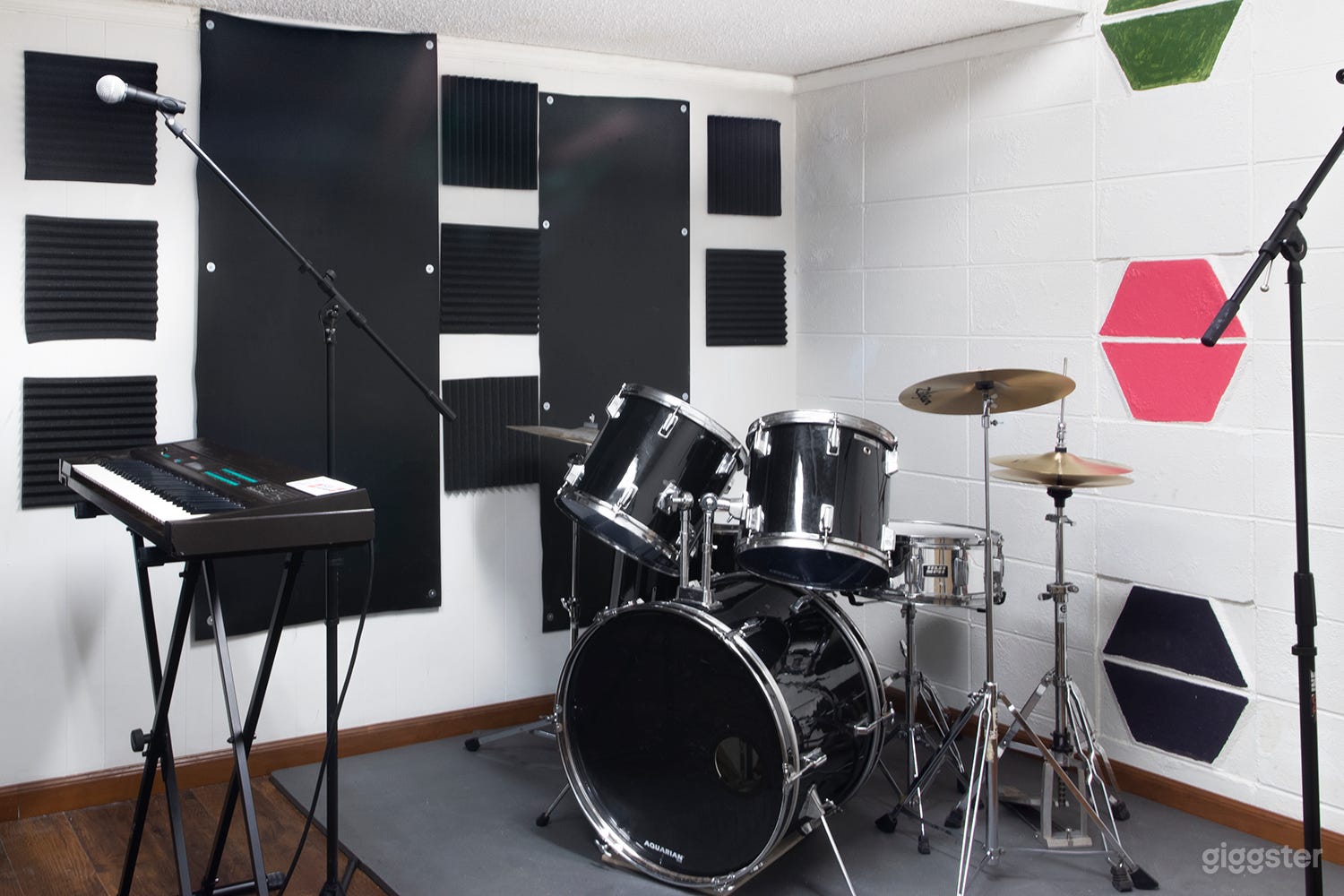 Recording Studio Equipped with Vintage Analog Gear Photo 3