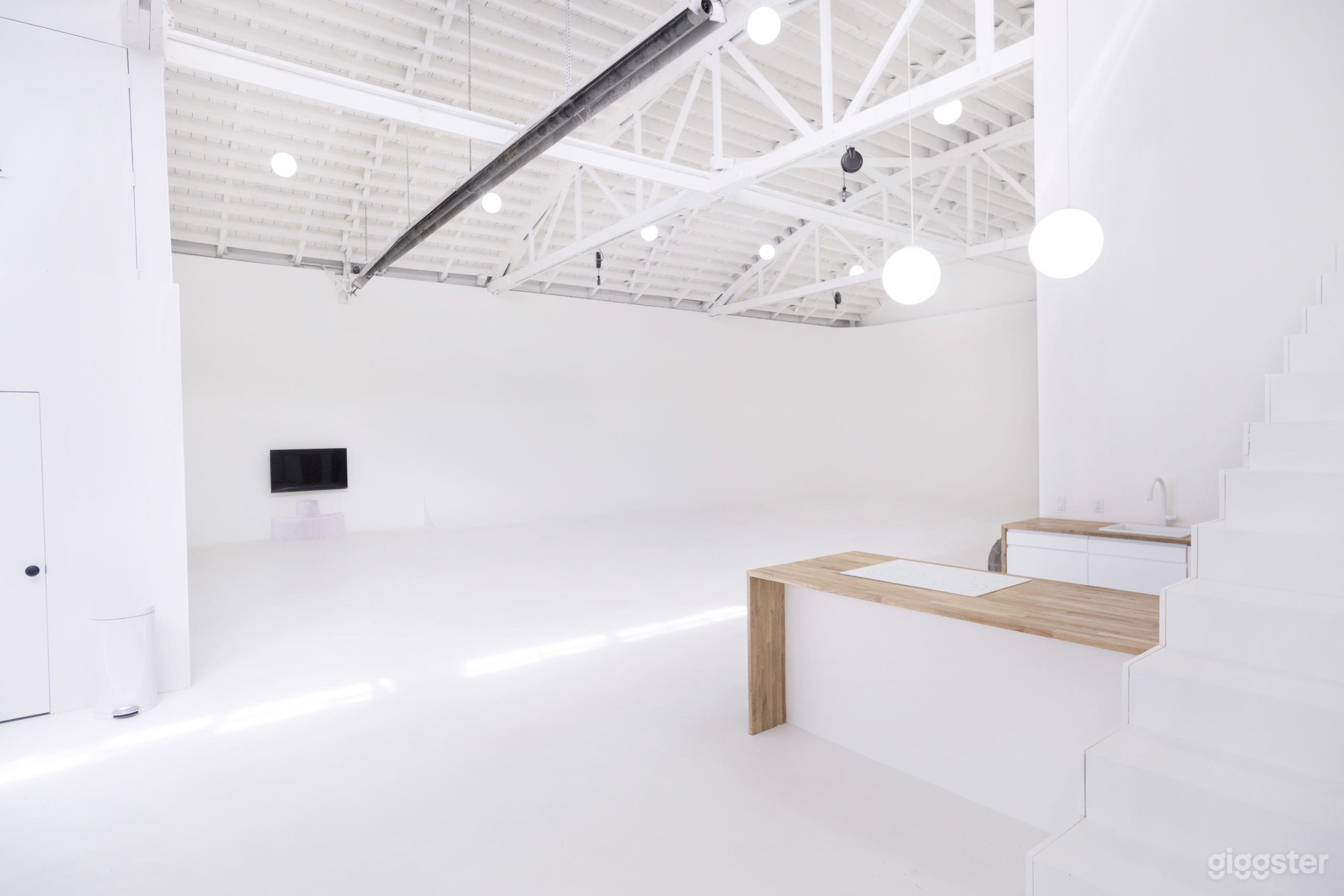 Spacious Modern Photo Studio  Photo 3