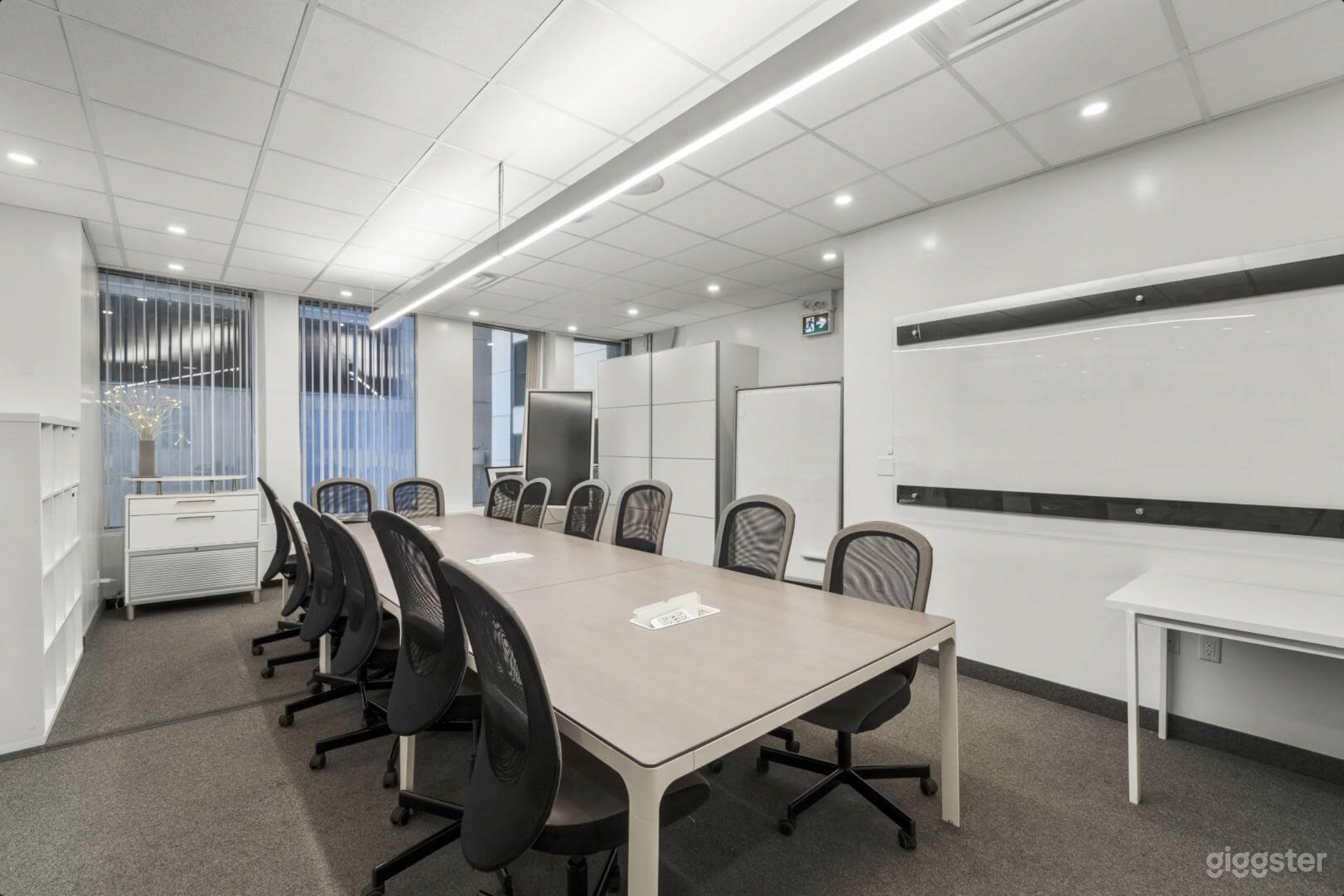 14-Seater Conference Room l Downtown Toronto Photo 2