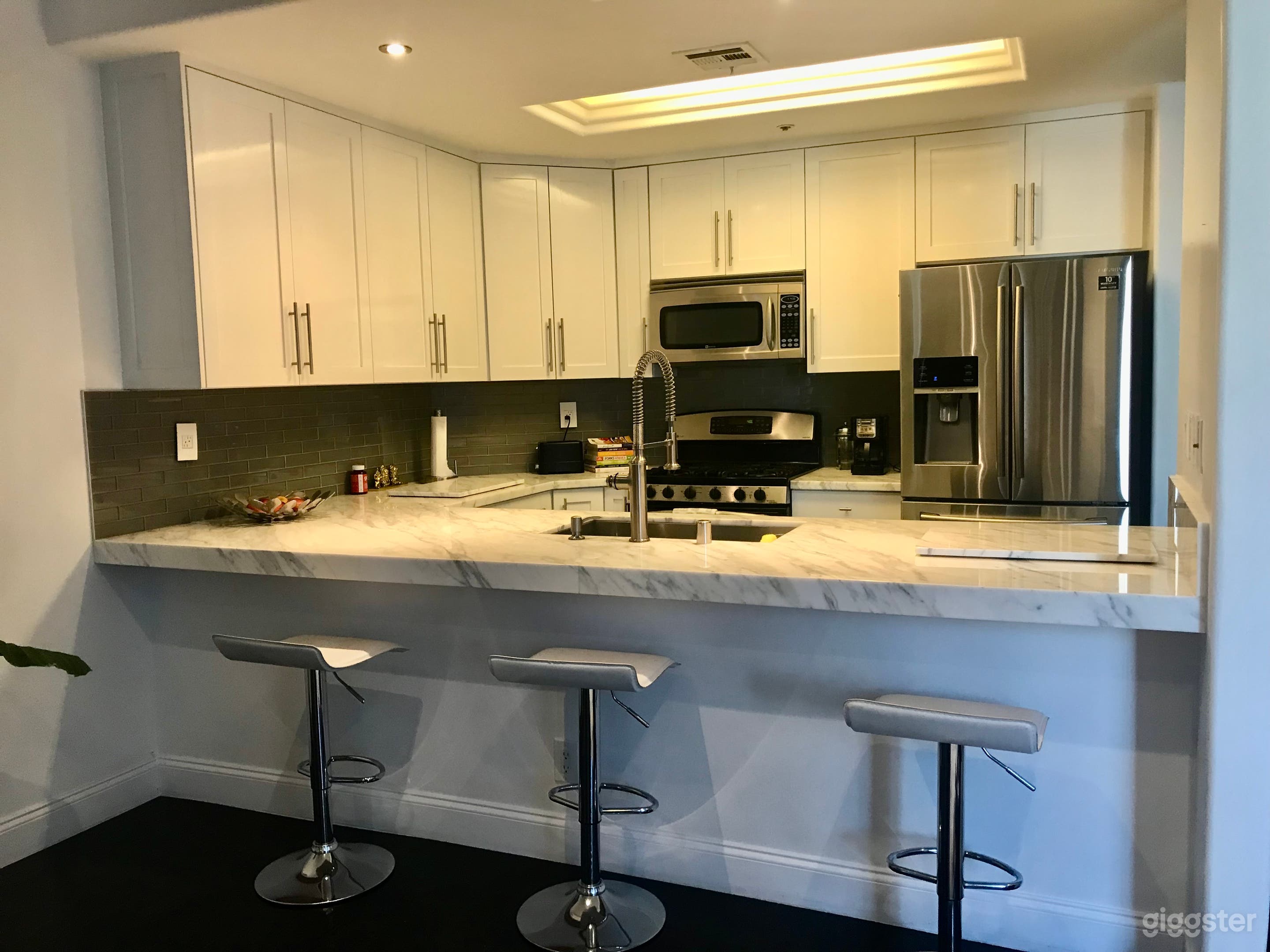 2 Bed 2.5 baths Condo/Apartment in Los Angeles Photo 2