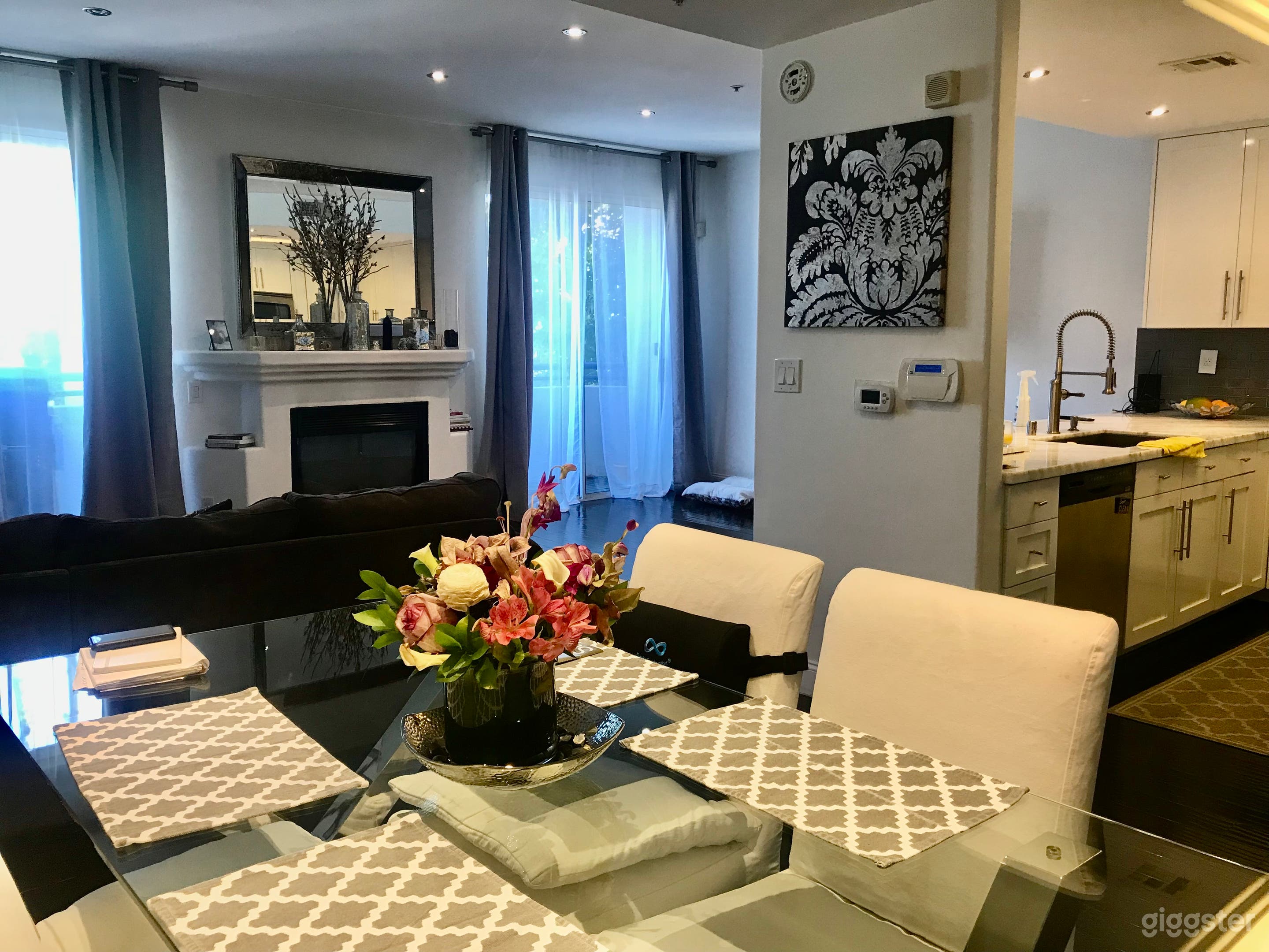 2 Bed 2.5 baths Condo/Apartment in Los Angeles Photo 1