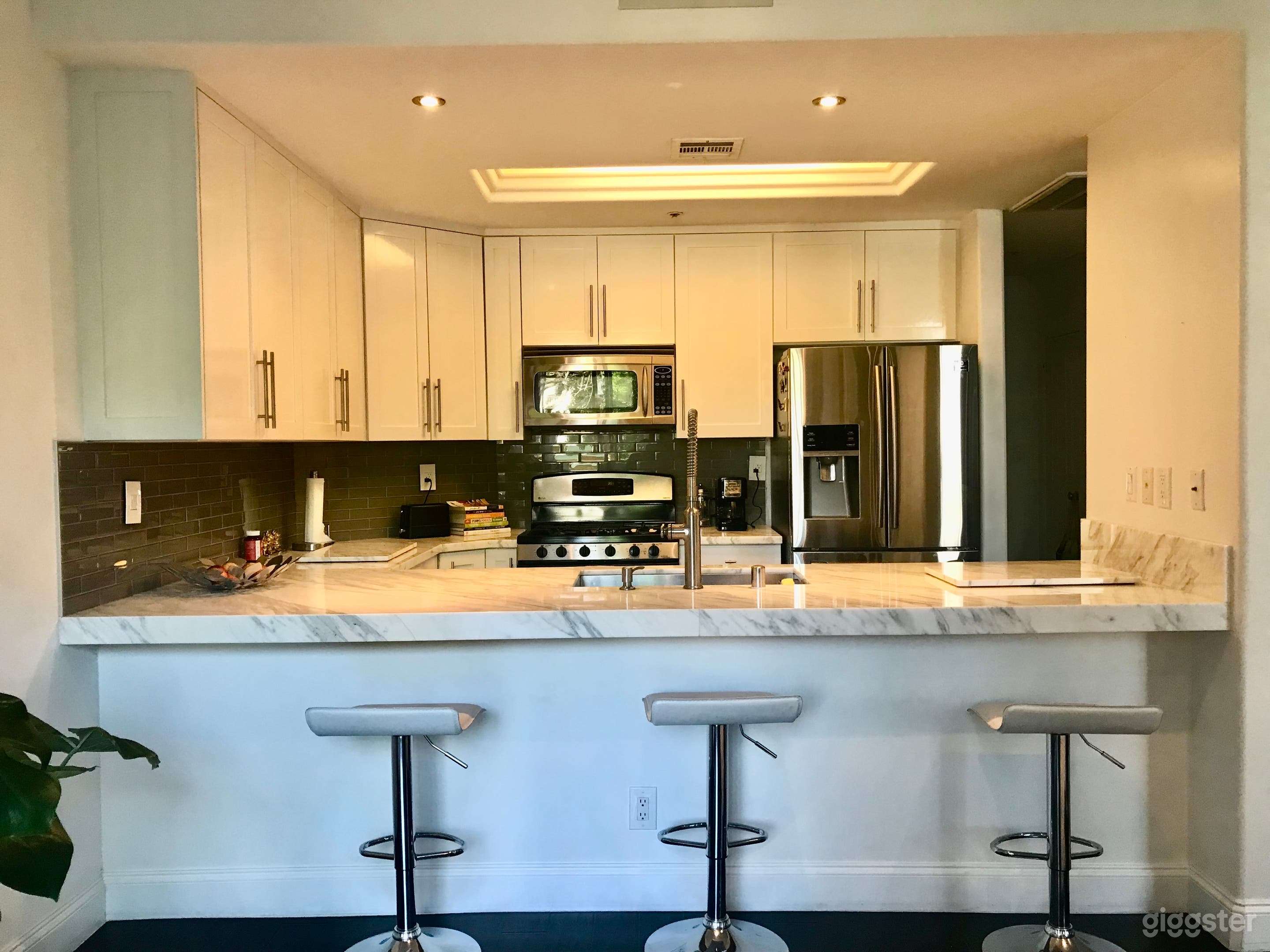 2 Bed 2.5 baths Condo/Apartment in Los Angeles Photo 4