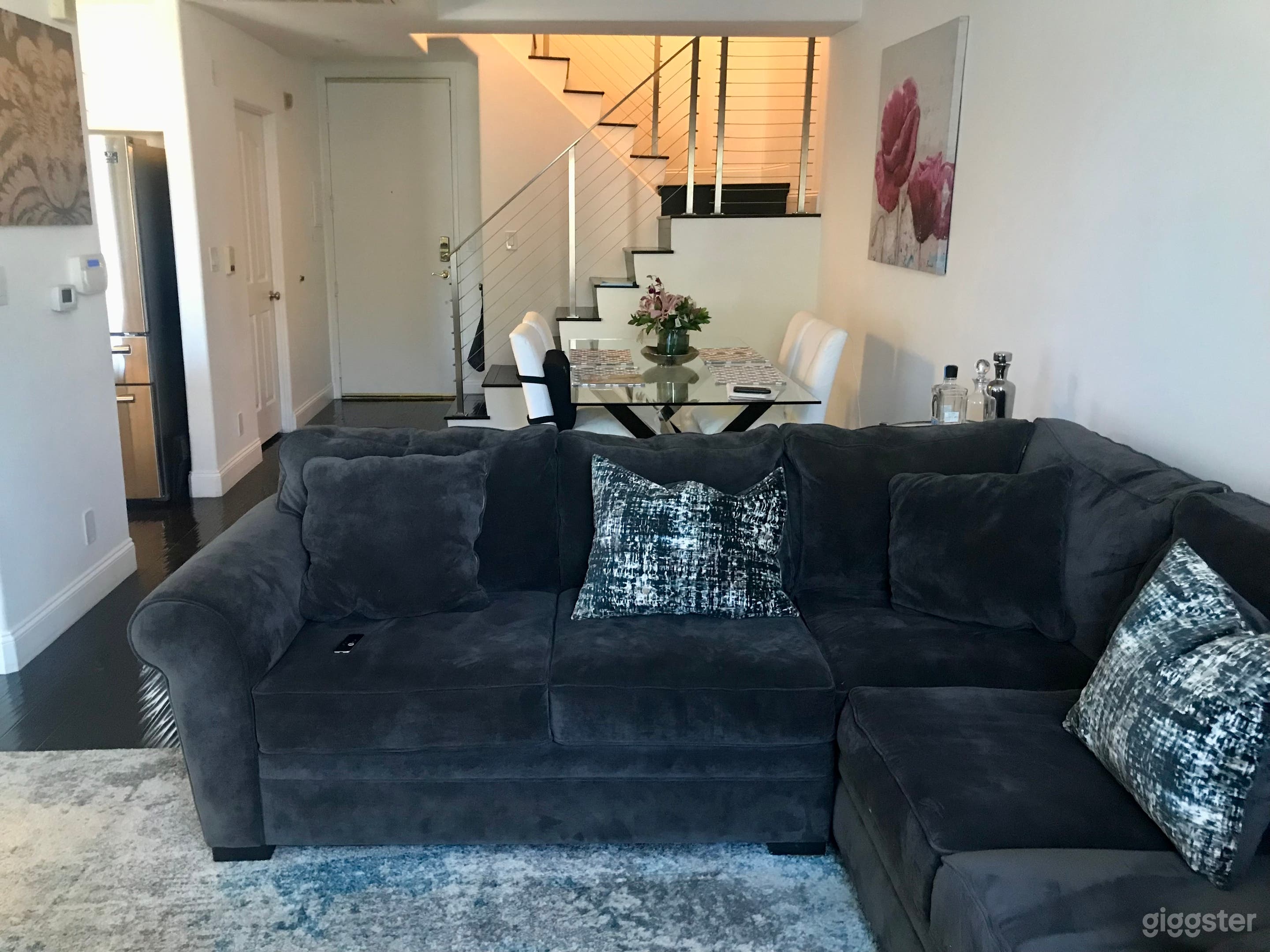 2 Bed 2.5 baths Condo/Apartment in Los Angeles Photo 3