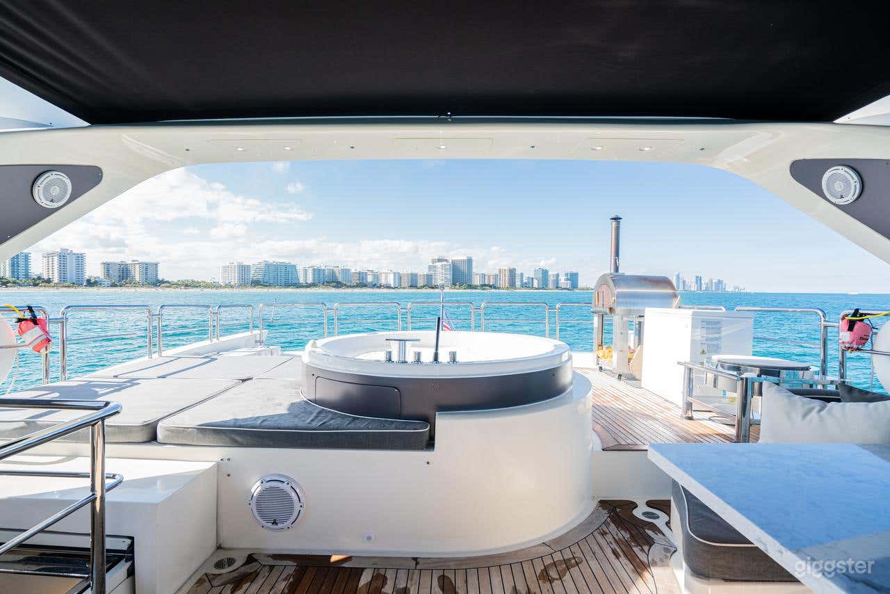 100Ft Azimut Yacht Photo 4