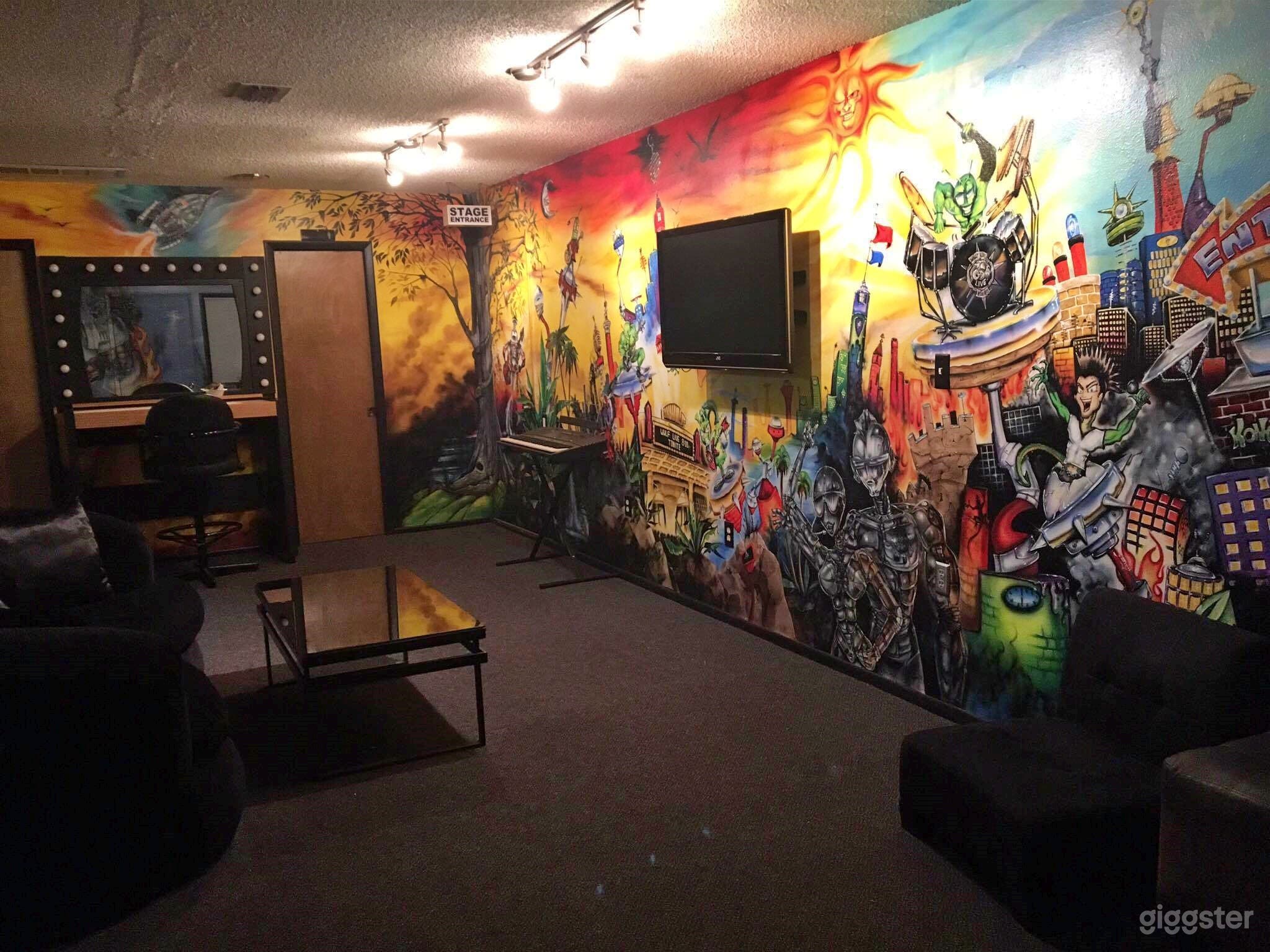 The Perfect Green Room with Lounge Photo 2