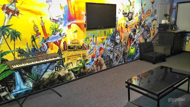  The Perfect Green Room with Lounge 