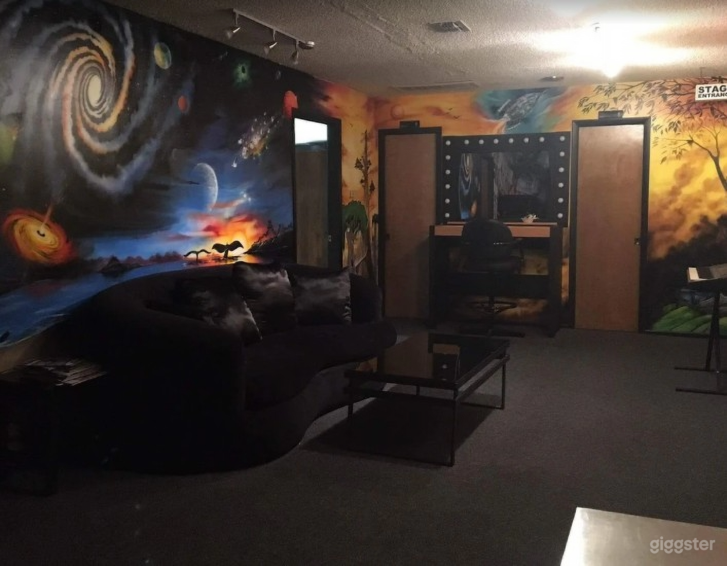 The Perfect Green Room with Lounge Photo 4