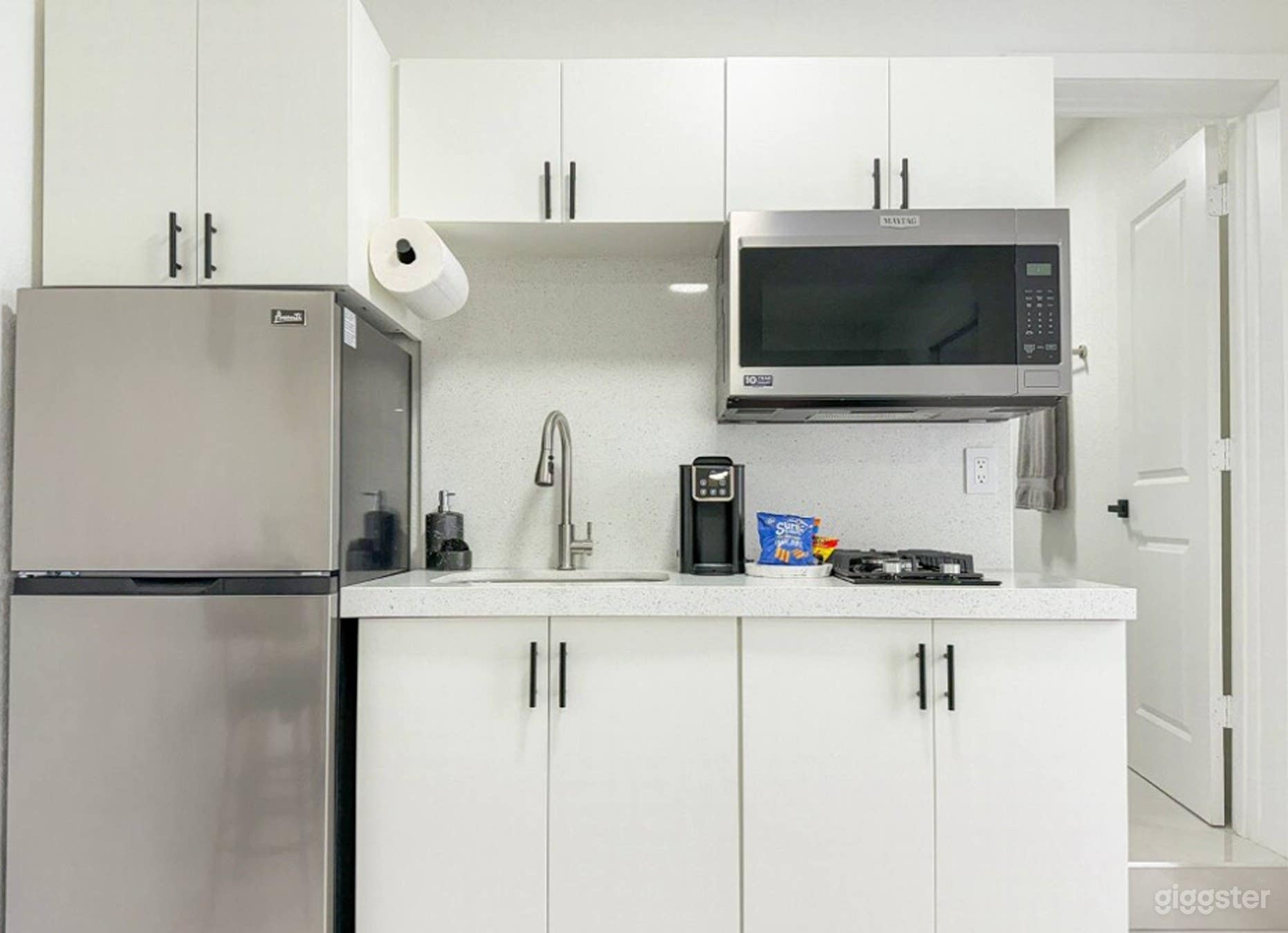 Luxury Suite • Studio with Kitchen & Spa Shower Photo 4