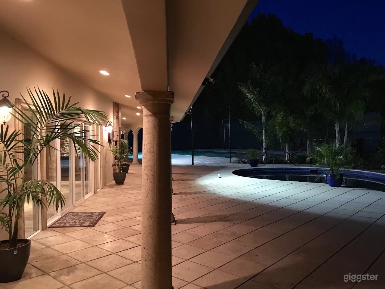 Family environment and large yard in LA  Photo 2