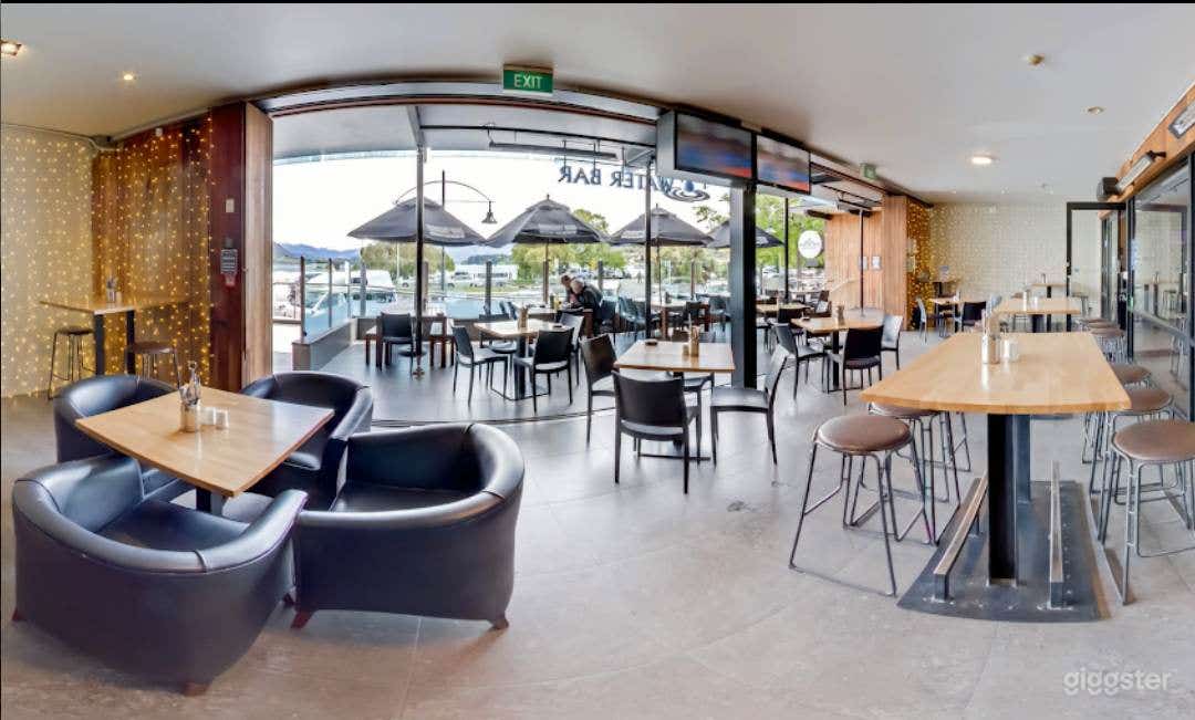 Lakefront Restaurant with Fantastic Bar Facilities Photo 2