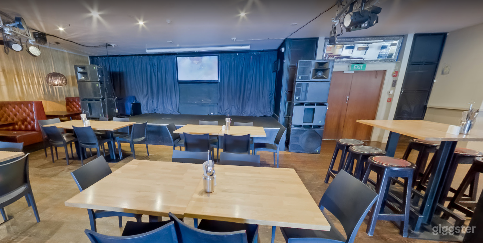 Lakefront Restaurant with Fantastic Bar Facilities Photo 3