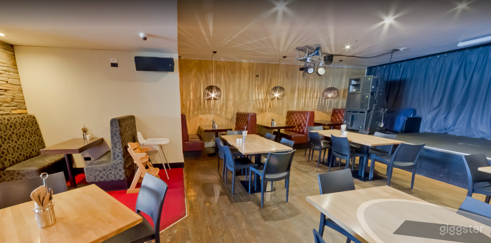 Lakefront Restaurant with Fantastic Bar Facilities Photo 1