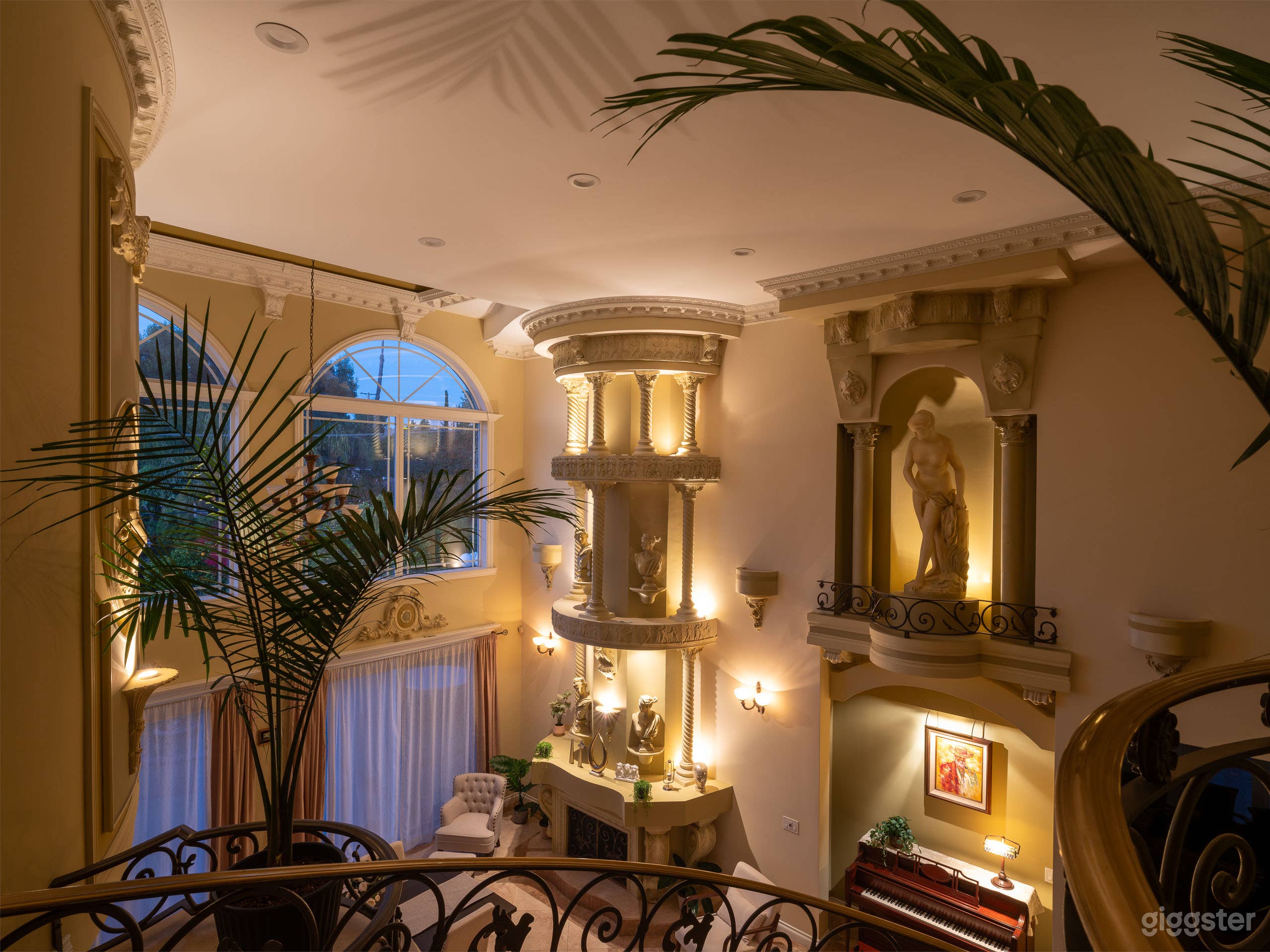 Greek-inspired house with Backyard and Pool Photo 4